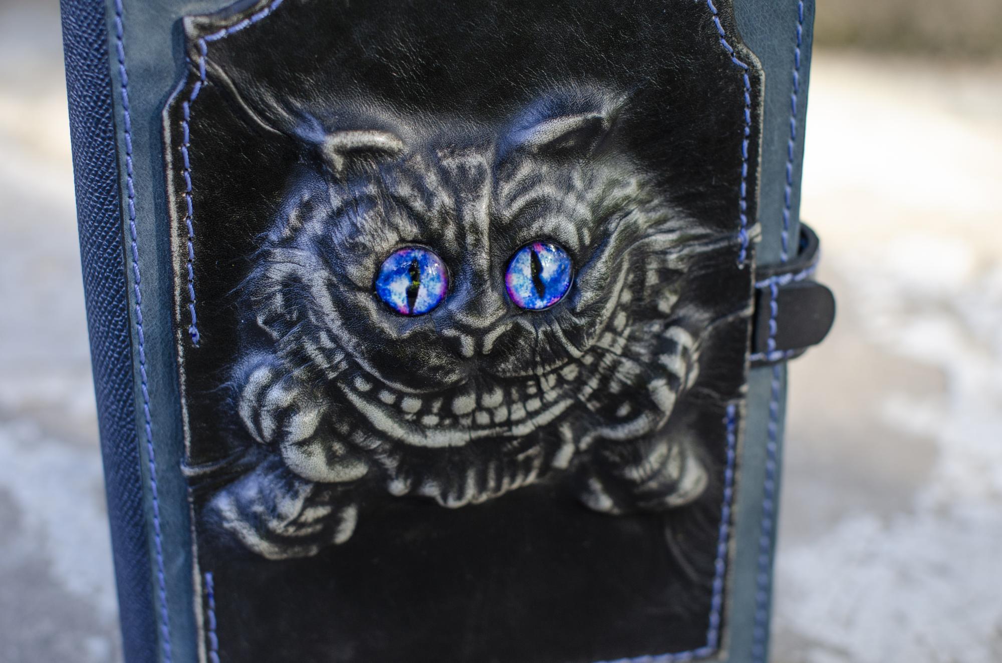 ''We all mad here'' užrašinė iš odos.