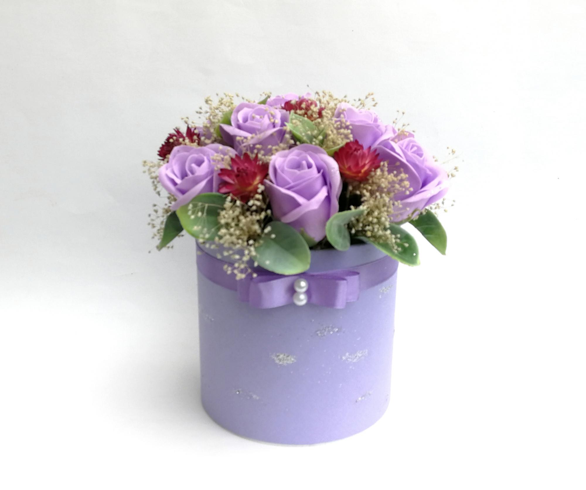 Violetinės muilo rožės dėžutėje