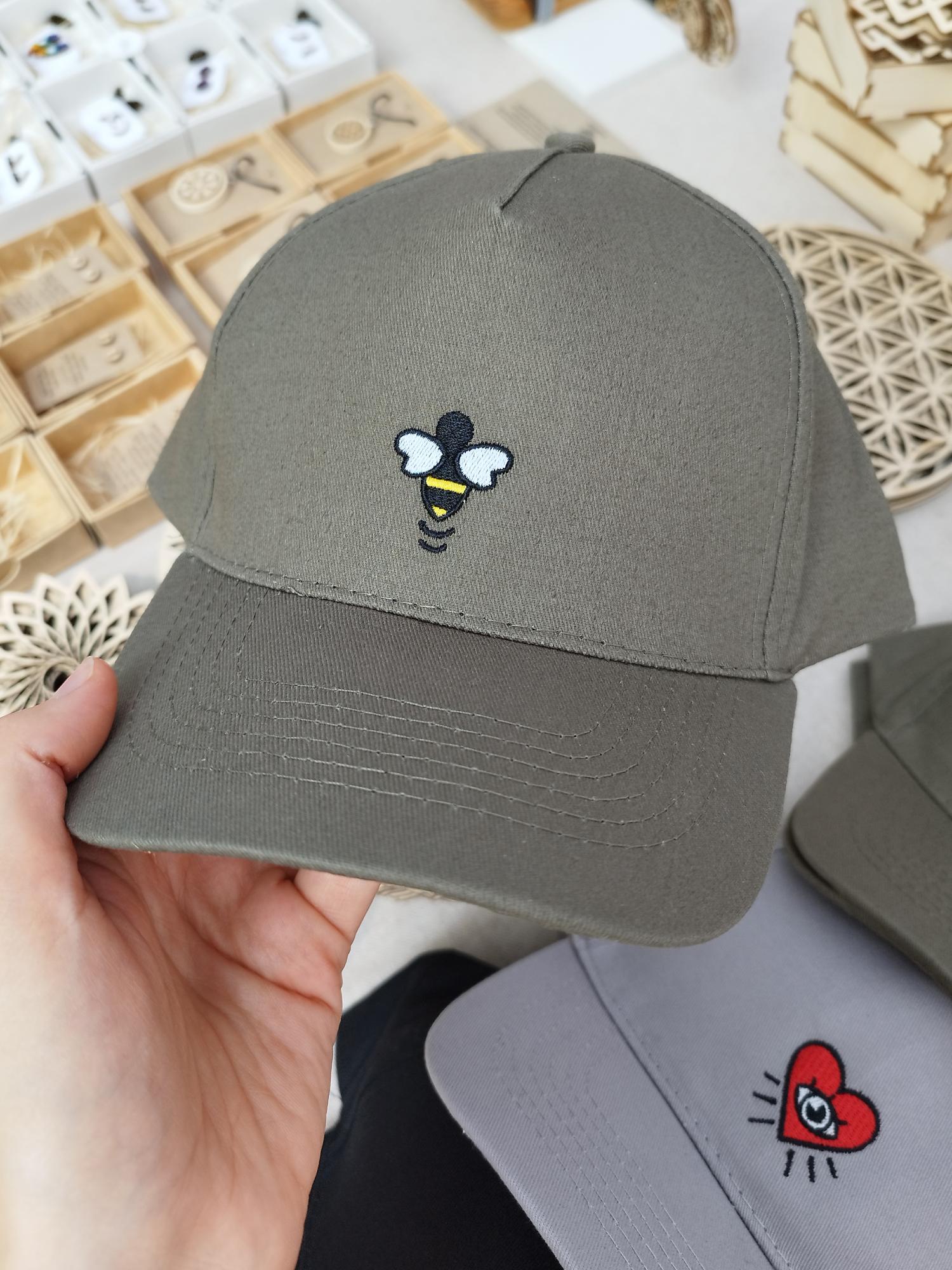 Kepurė su snapeliu ''Grybukas/musmirė, bitelė, širdelė''