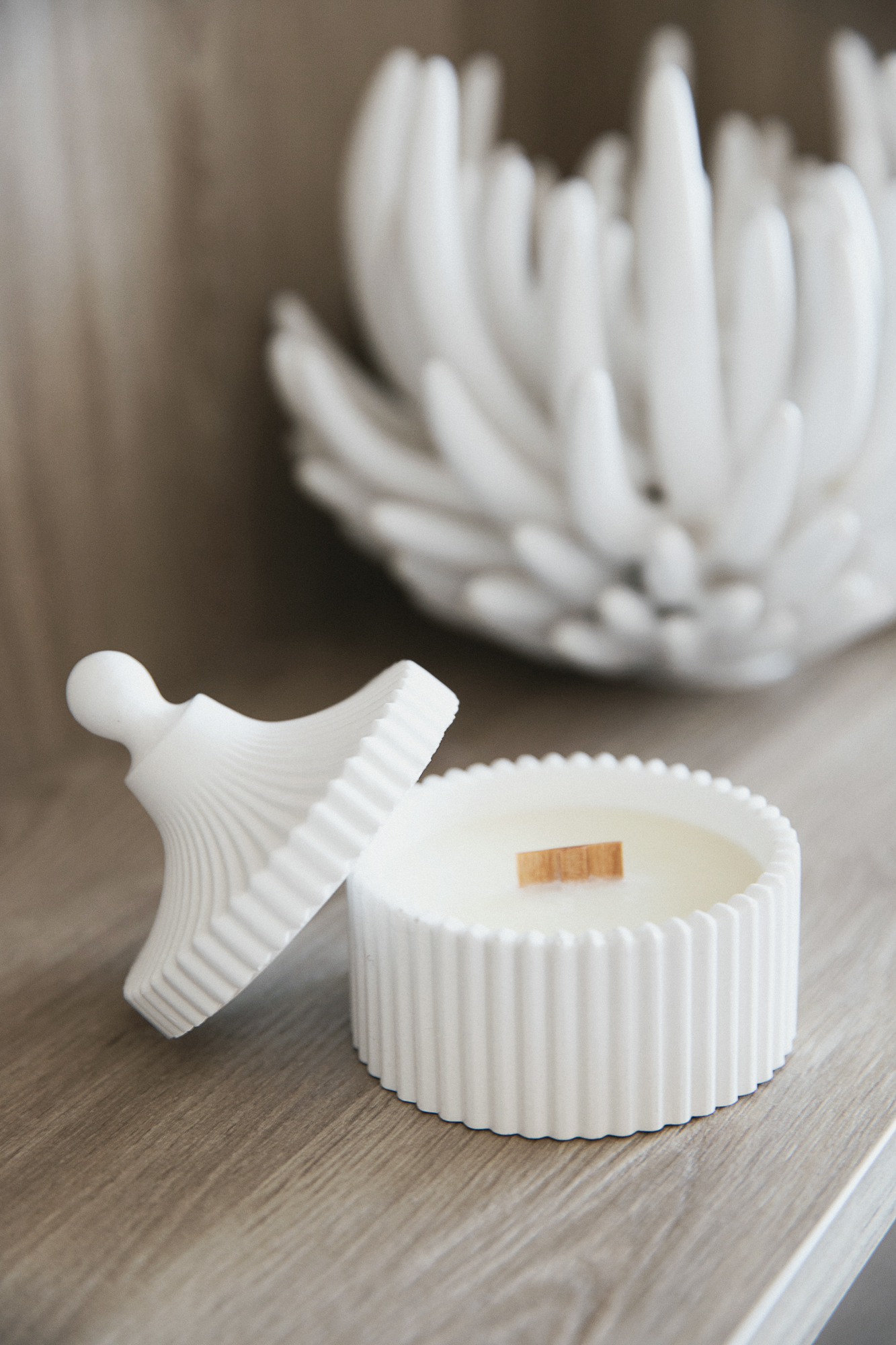 Kvepianti žvakė su dangteliu 72 ml rankų darbo gipso indelyje, medinė dagtis, kokoso vaškas, eterinis arba aromatinis aliejų aromatas