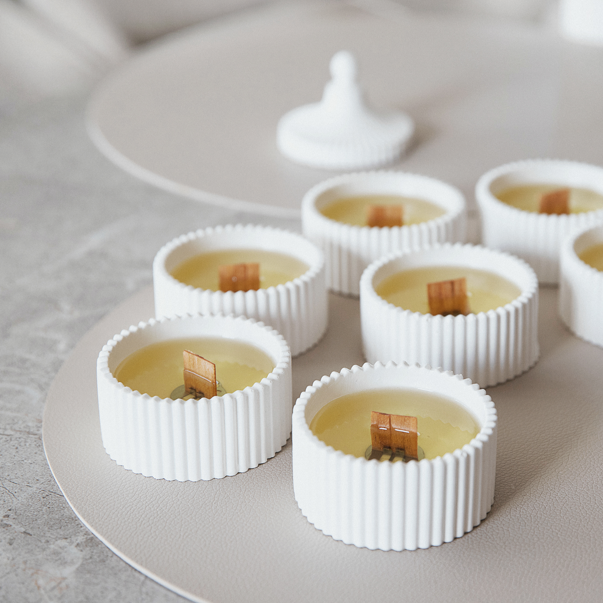 Kvepianti žvakė su dangteliu 72 ml rankų darbo gipso indelyje, medinė dagtis, kokoso vaškas, eterinis arba aromatinis aliejų aromatas