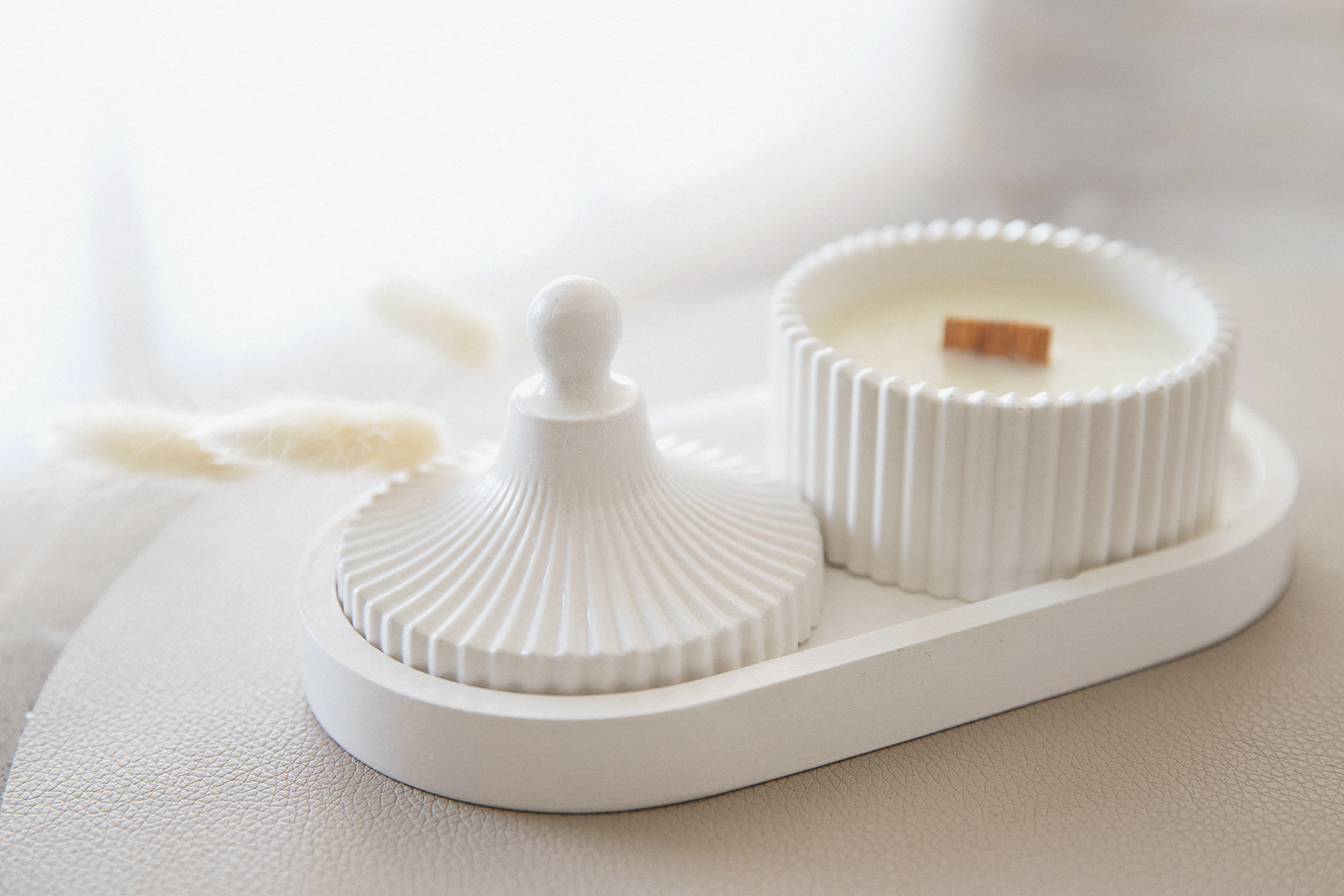 Balta kvepianti žvakė su dangteliu 72 ml rankų darbo gipso indelyje, medinė dagtis, kokoso vaškas, eterinis arba aromatinis aliejų aromatas