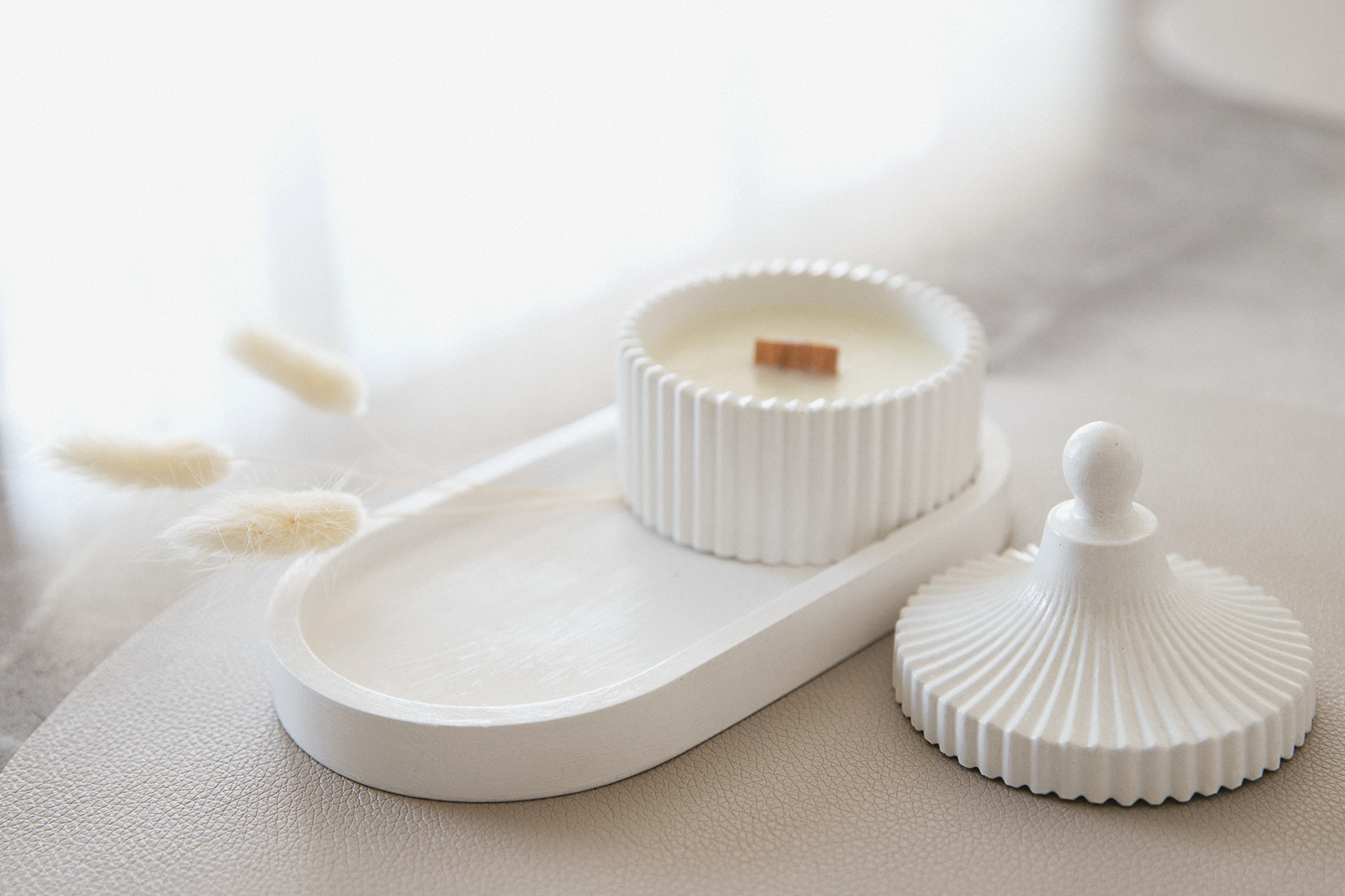 Balta kvepianti žvakė su dangteliu 72 ml rankų darbo gipso indelyje, medinė dagtis, kokoso vaškas, eterinis arba aromatinis aliejų aromatas