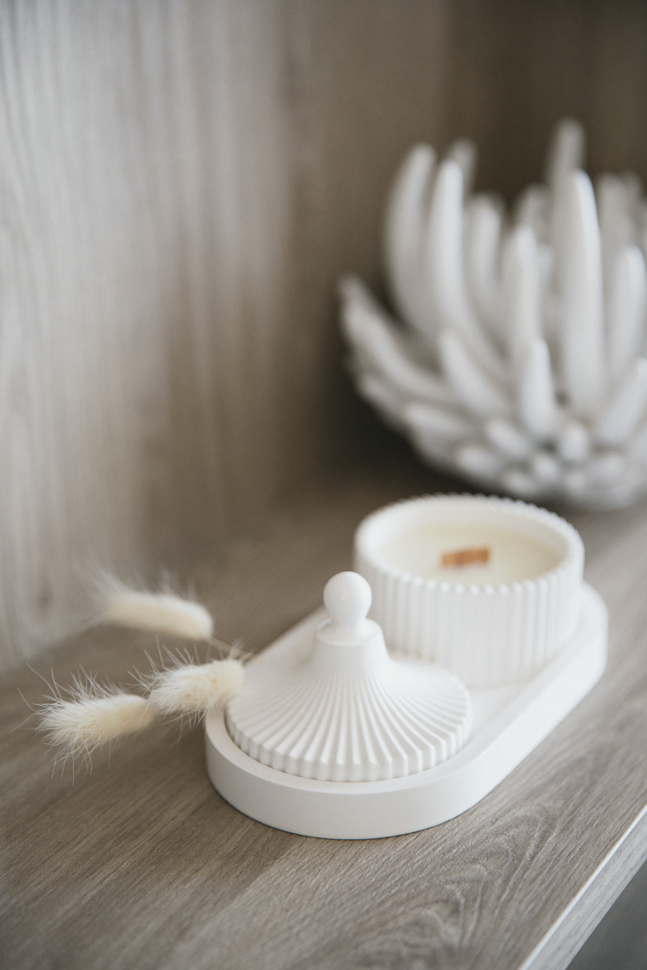 Balta kvepianti žvakė su dangteliu 72 ml rankų darbo gipso indelyje, medinė dagtis, kokoso vaškas, eterinis arba aromatinis aliejų aromatas