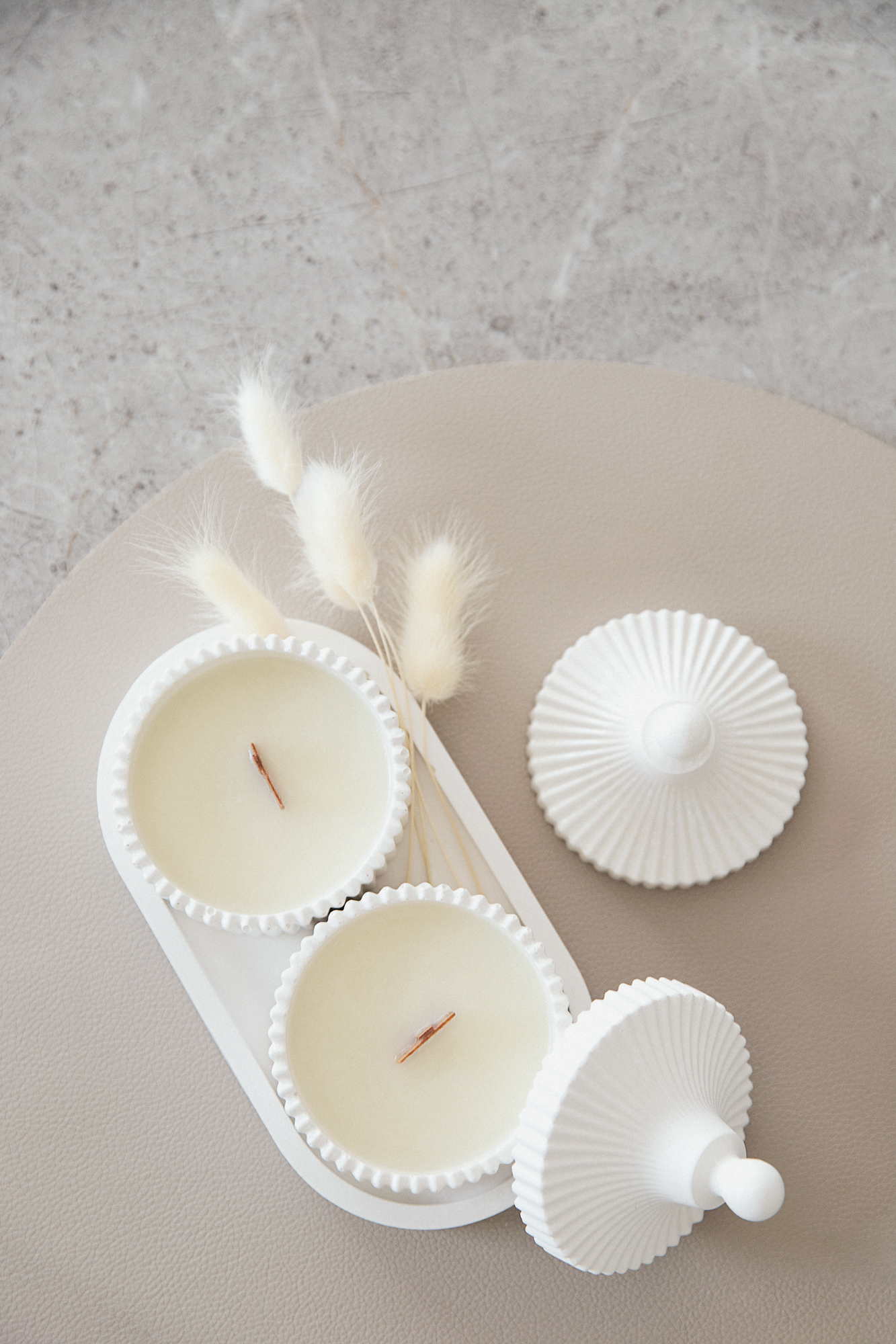 Dvi Baltos kvapnios žvakė su dangteliais ir su padėkliuku 72 ml rankų darbo gipso indelyje, medinė dagtis, kokoso vaškas, eterinis arba aromatinis aliejų aromatas