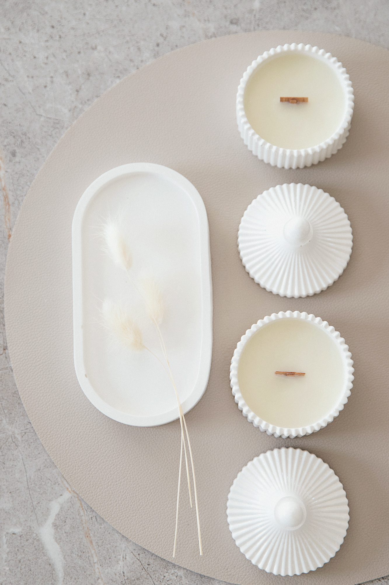 Dvi Baltos kvapnios žvakė su dangteliais ir su padėkliuku 72 ml rankų darbo gipso indelyje, medinė dagtis, kokoso vaškas, eterinis arba aromatinis aliejų aromatas