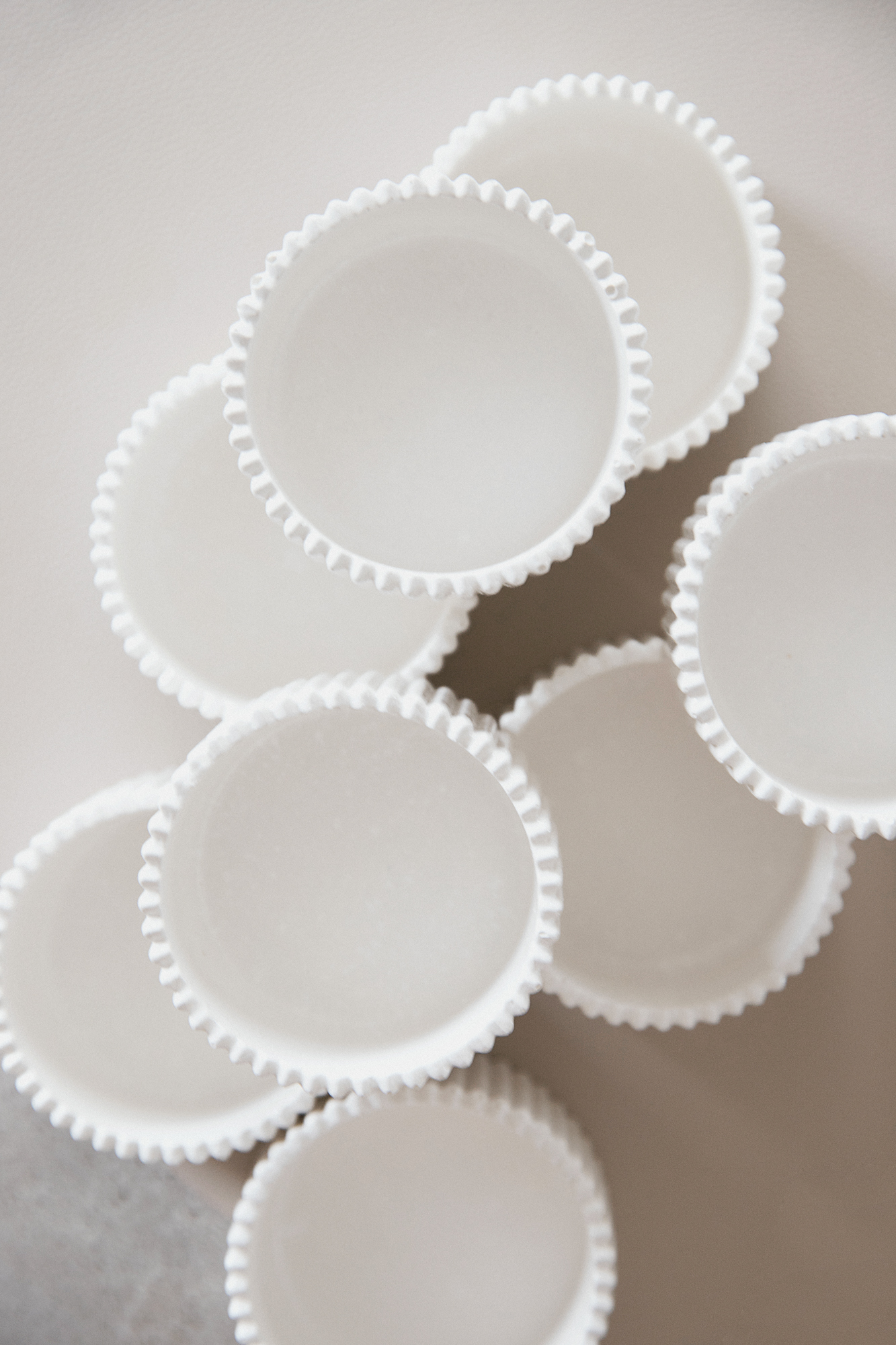 Dvi Baltos kvapnios žvakė su dangteliais ir su padėkliuku 72 ml rankų darbo gipso indelyje, medinė dagtis, kokoso vaškas, eterinis arba aromatinis aliejų aromatas