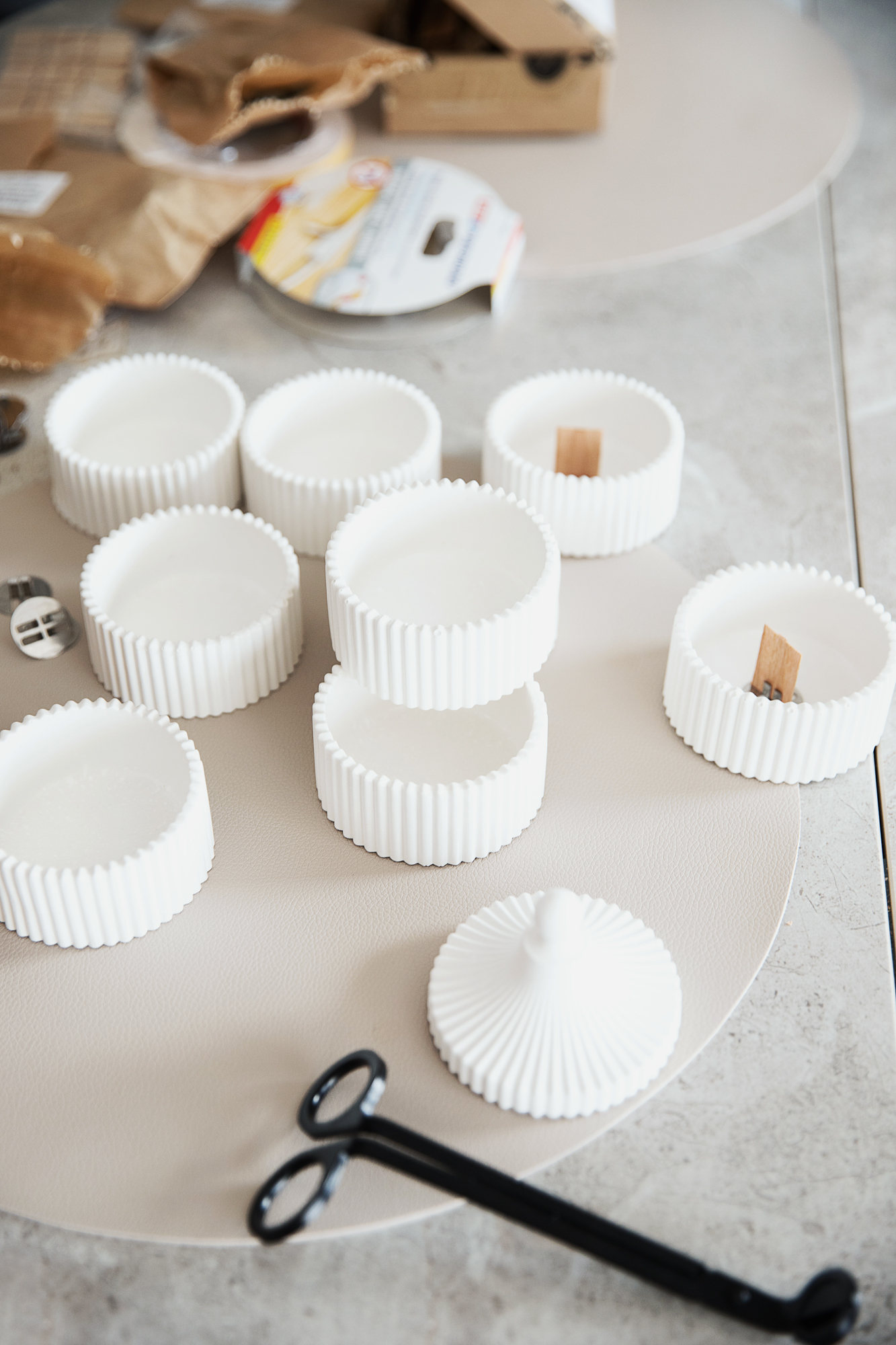Dvi Baltos kvapnios žvakė su dangteliais ir su padėkliuku 72 ml rankų darbo gipso indelyje, medinė dagtis, kokoso vaškas, eterinis arba aromatinis aliejų aromatas