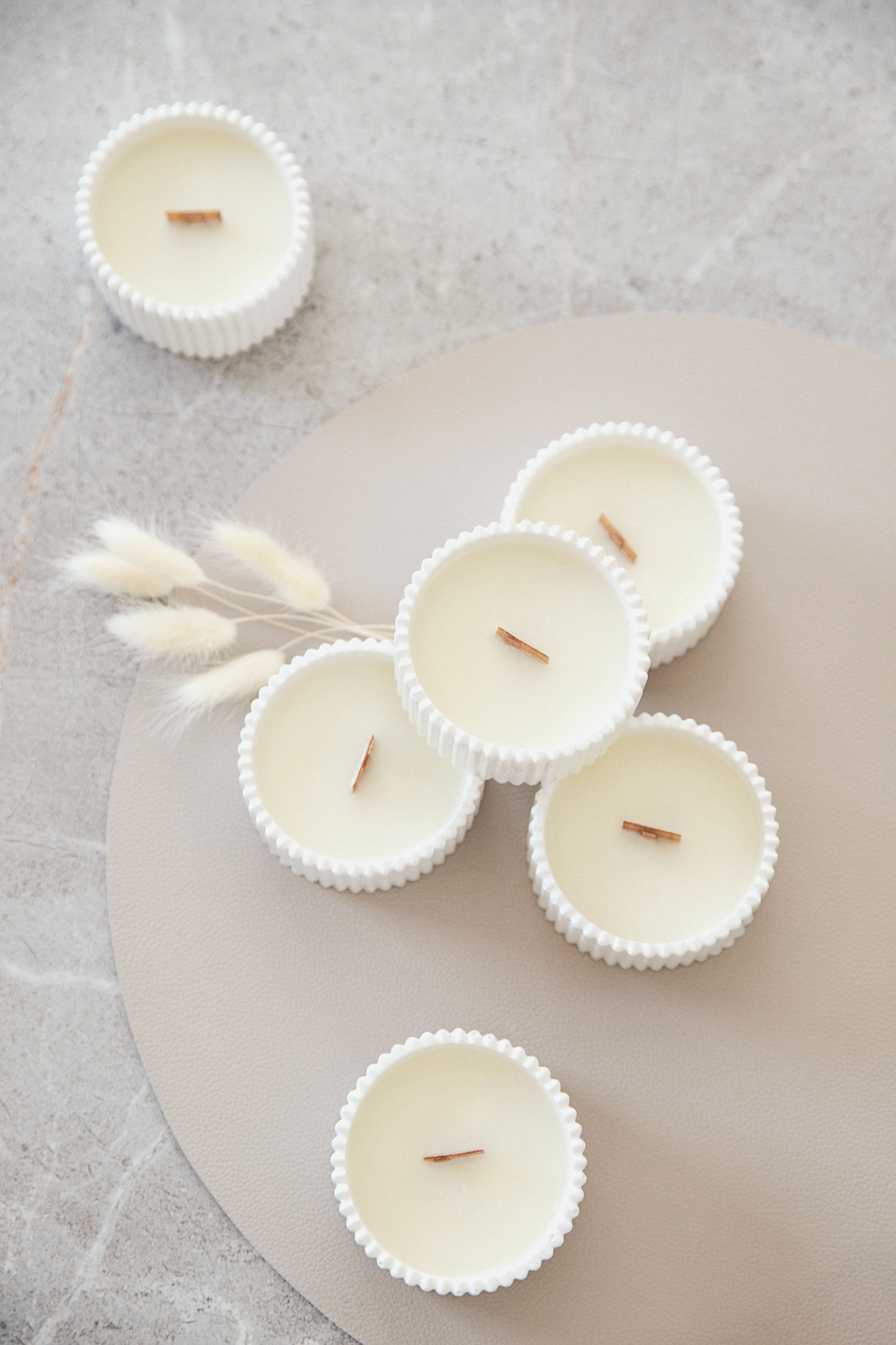 Dvi Baltos kvapnios žvakė su dangteliais ir su padėkliuku 72 ml rankų darbo gipso indelyje, medinė dagtis, kokoso vaškas, eterinis arba aromatinis aliejų aromatas