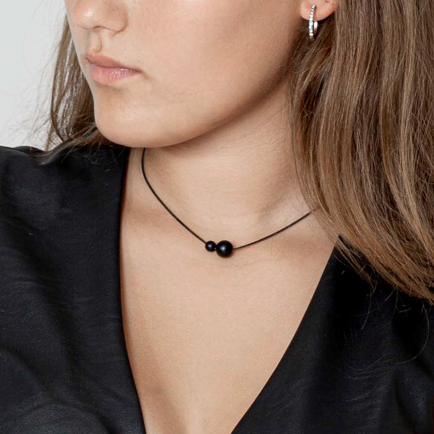 Minimalistinis juodas kaklo papuošalas