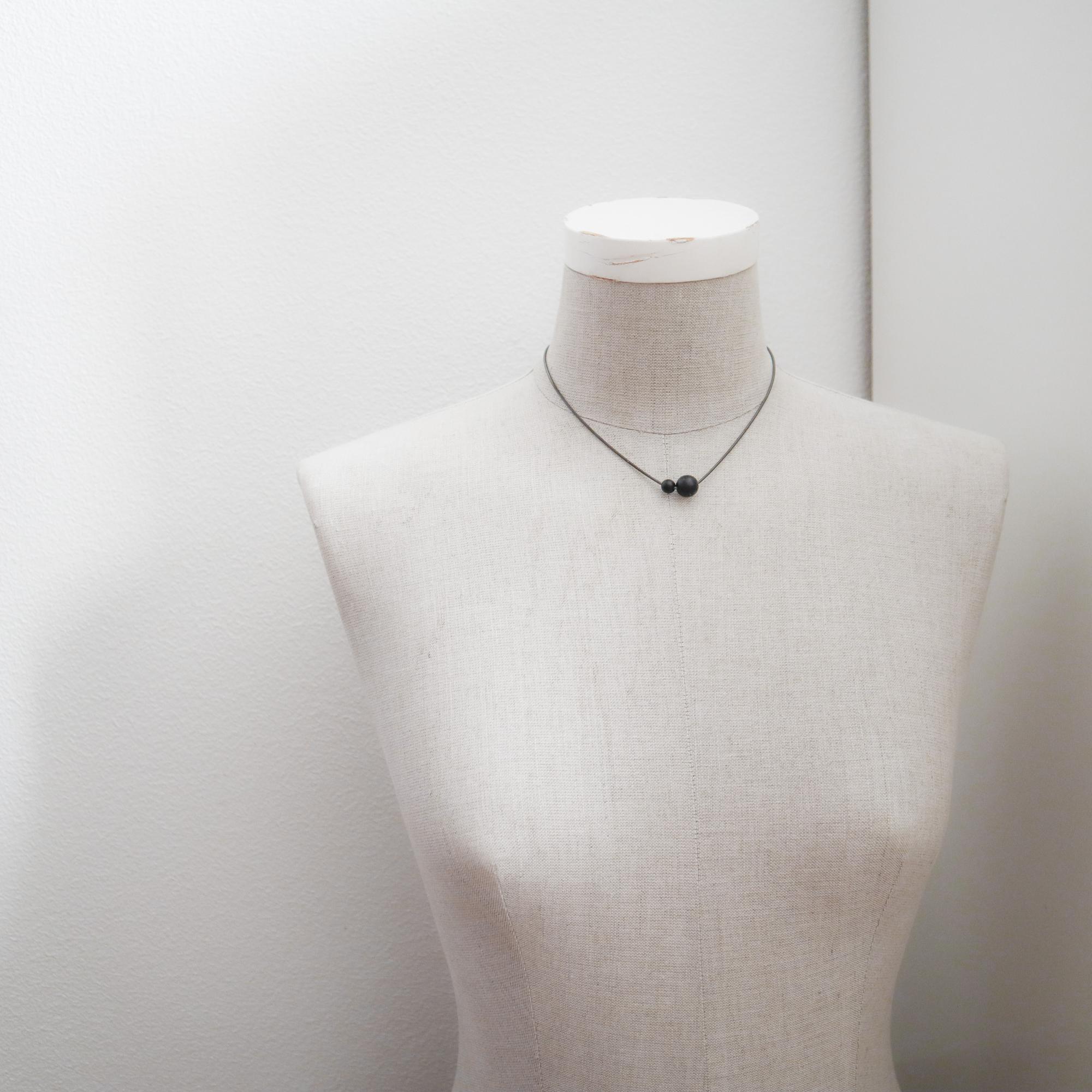Minimalistinis juodas kaklo papuošalas