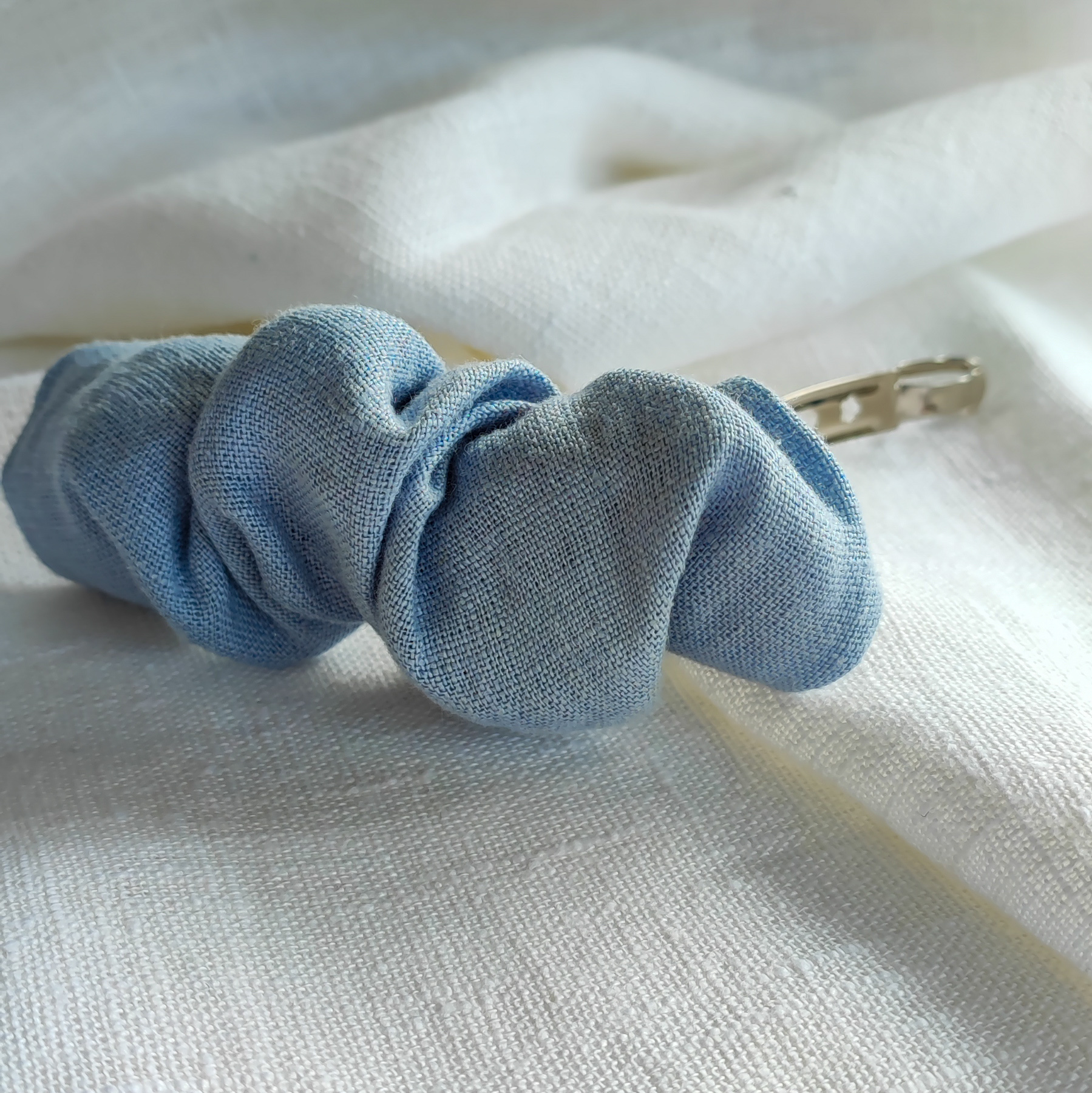 Lininis plaukų segtukas „Ice blue“