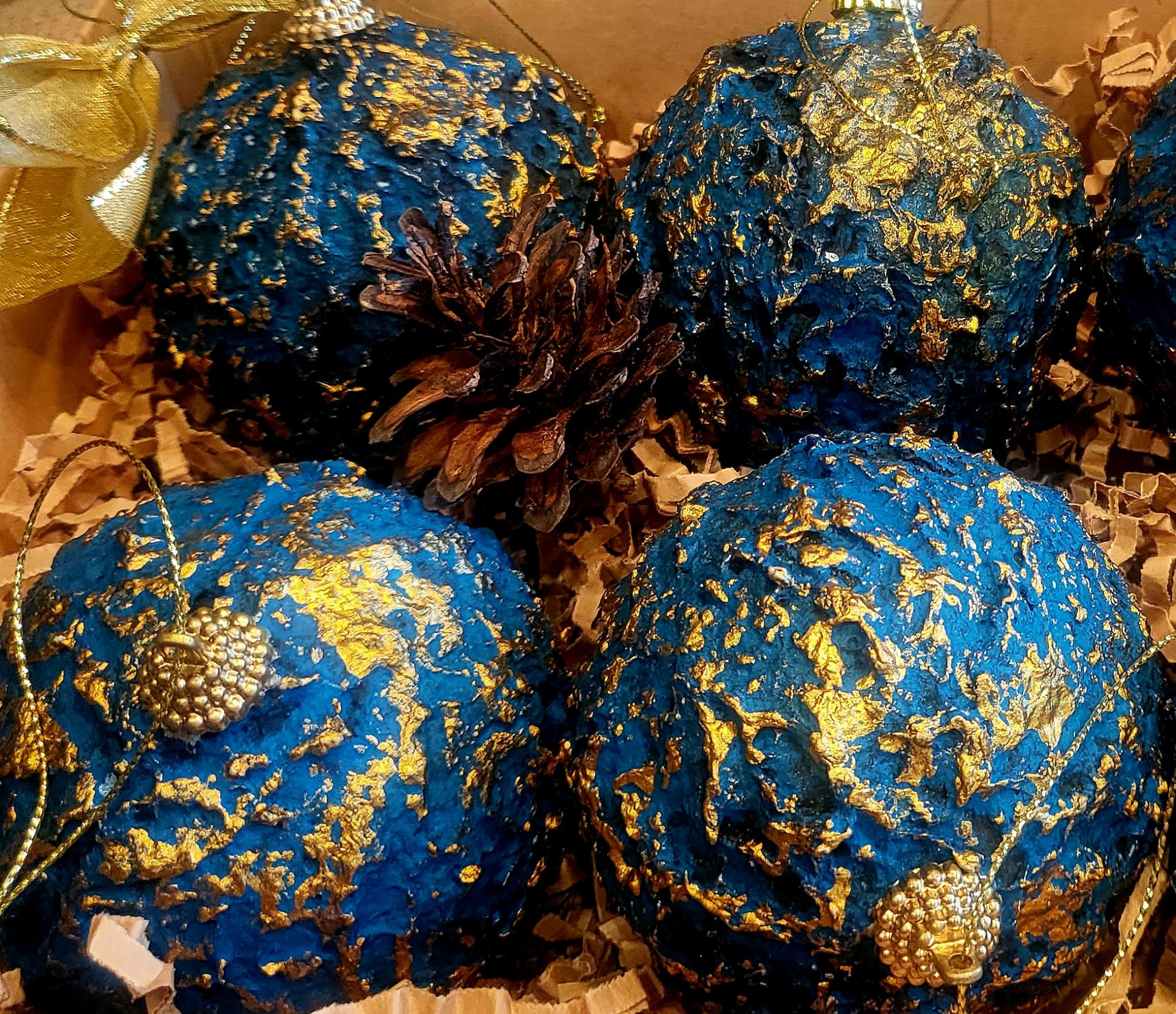 Tamsios smaragdo spalvos Kalėdų eglutės žaisliukai „Esmeralda oscura“ (8 cm) - 2 vnt.