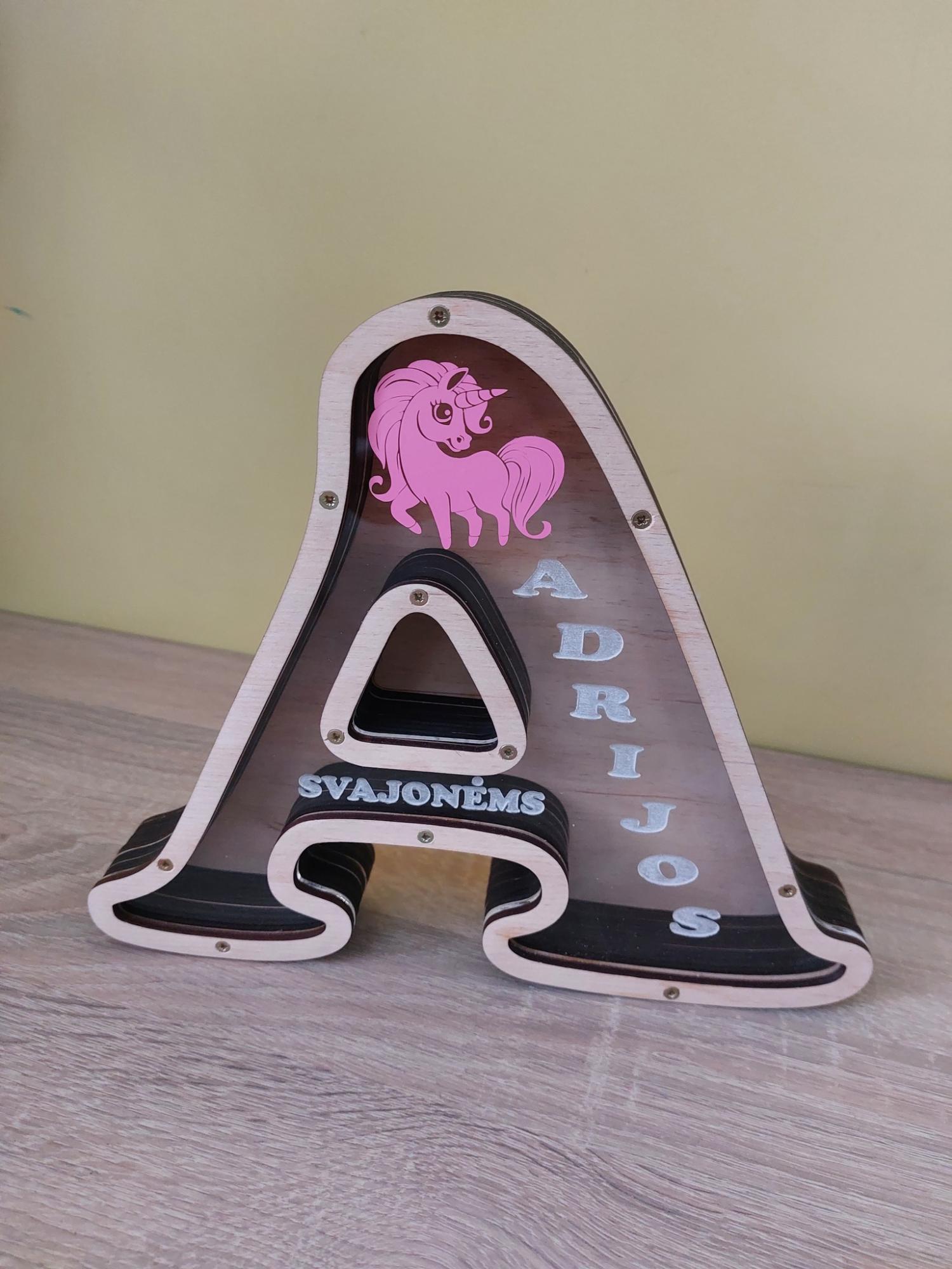 Medinė taupyklė „Raidė“  25 cm aukščio