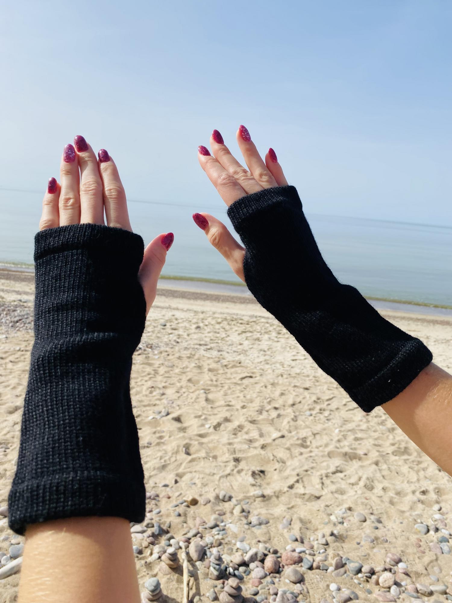 Merino vilnos riešinės juodos spalvos GP-1395