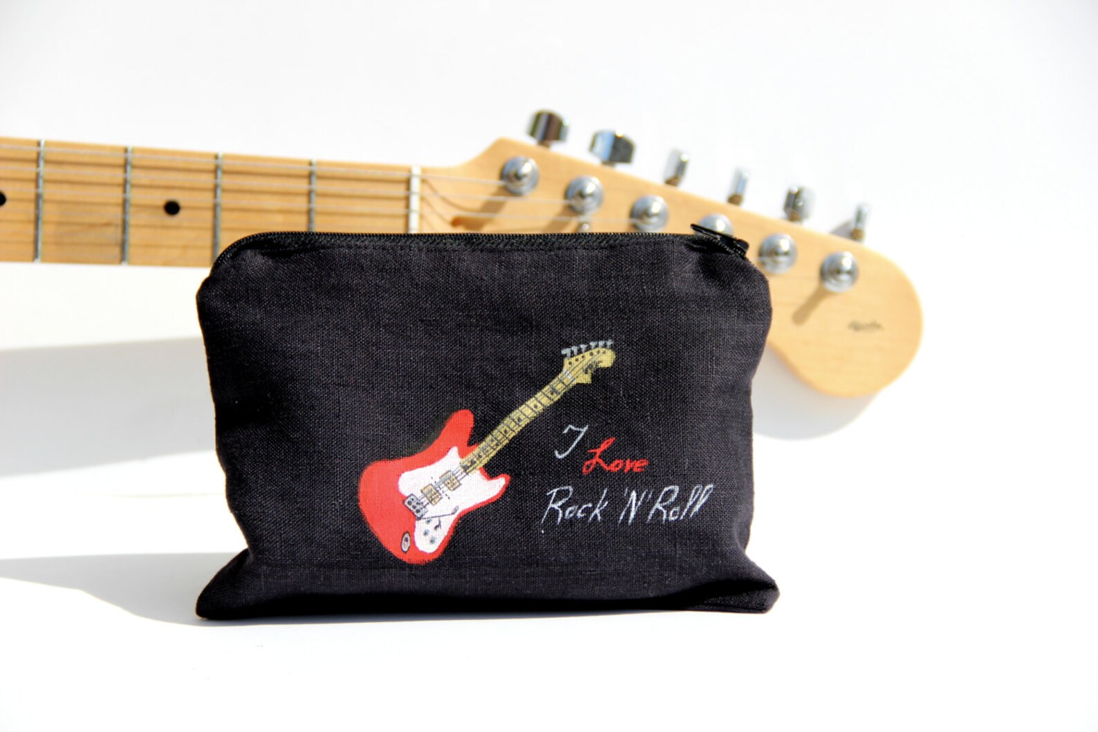 Juoda lininė kosmetinė su gitara