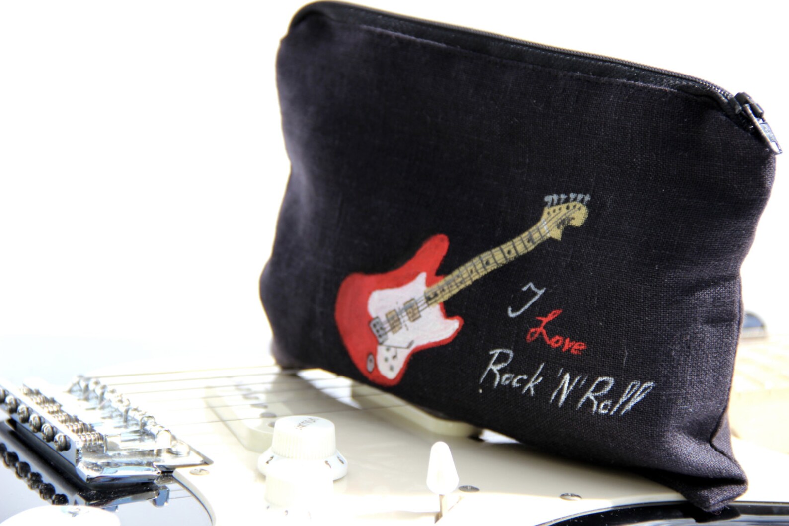 Juoda lininė kosmetinė su gitara