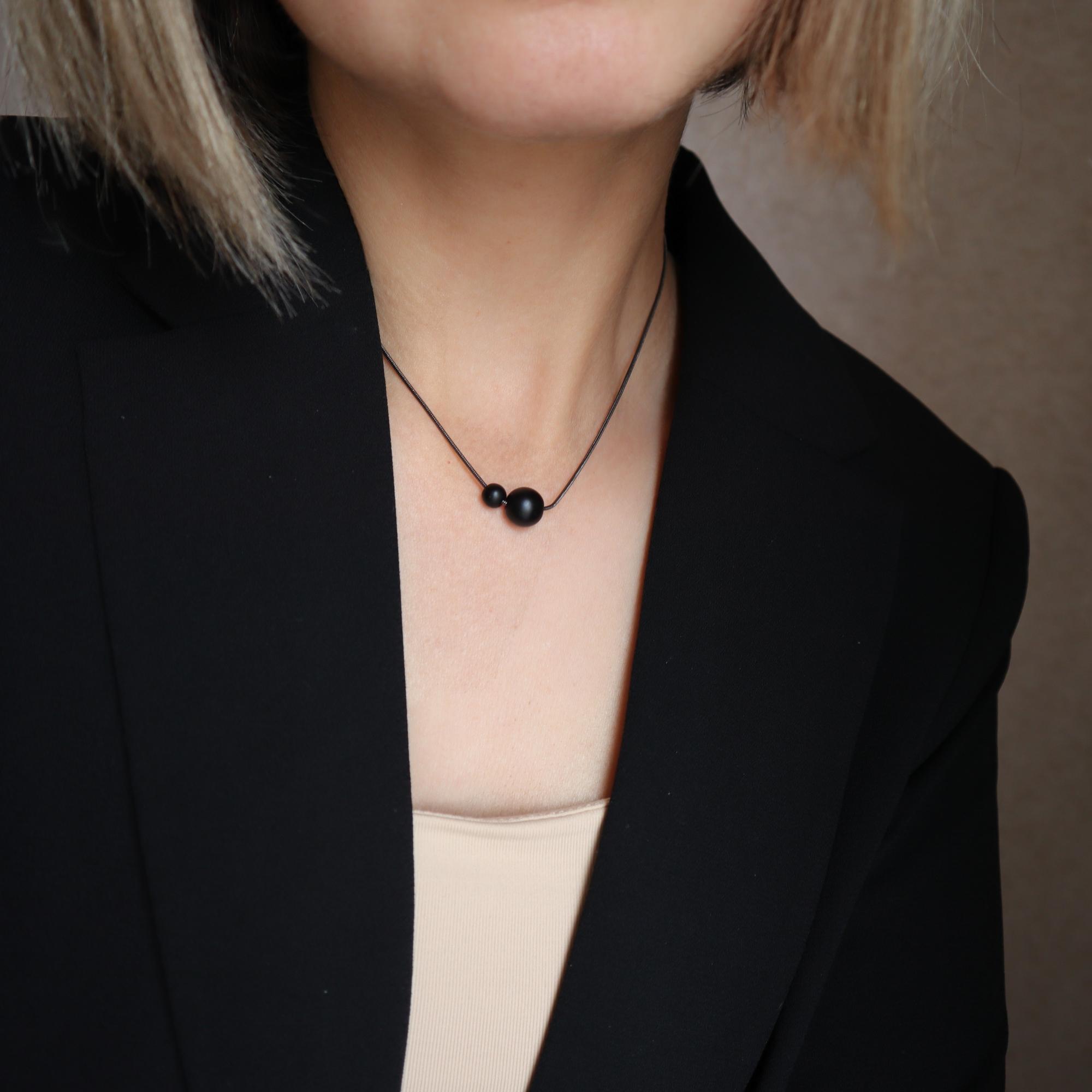 Minimalistinis juodas kaklo papuošalas