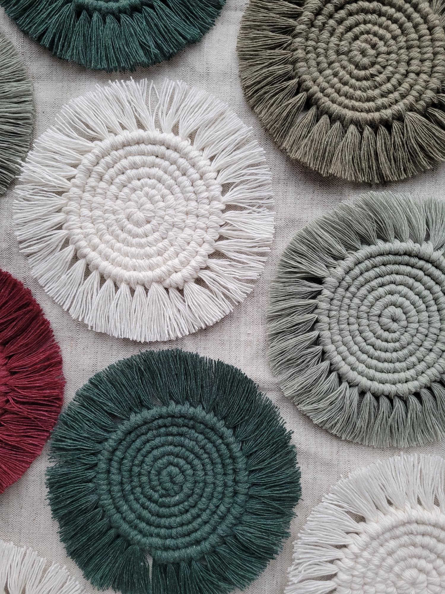 Rankų darbo macrame padėkliukai