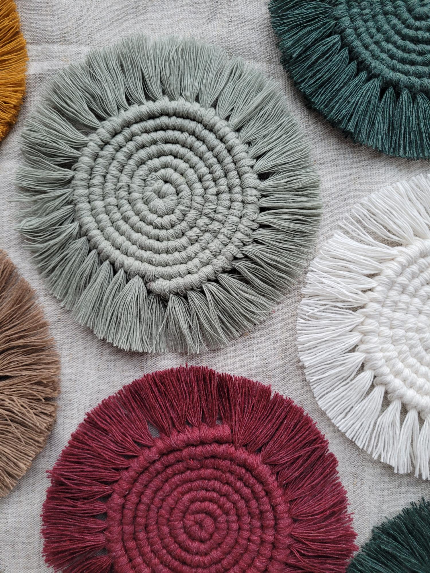Rankų darbo macrame padėkliukai