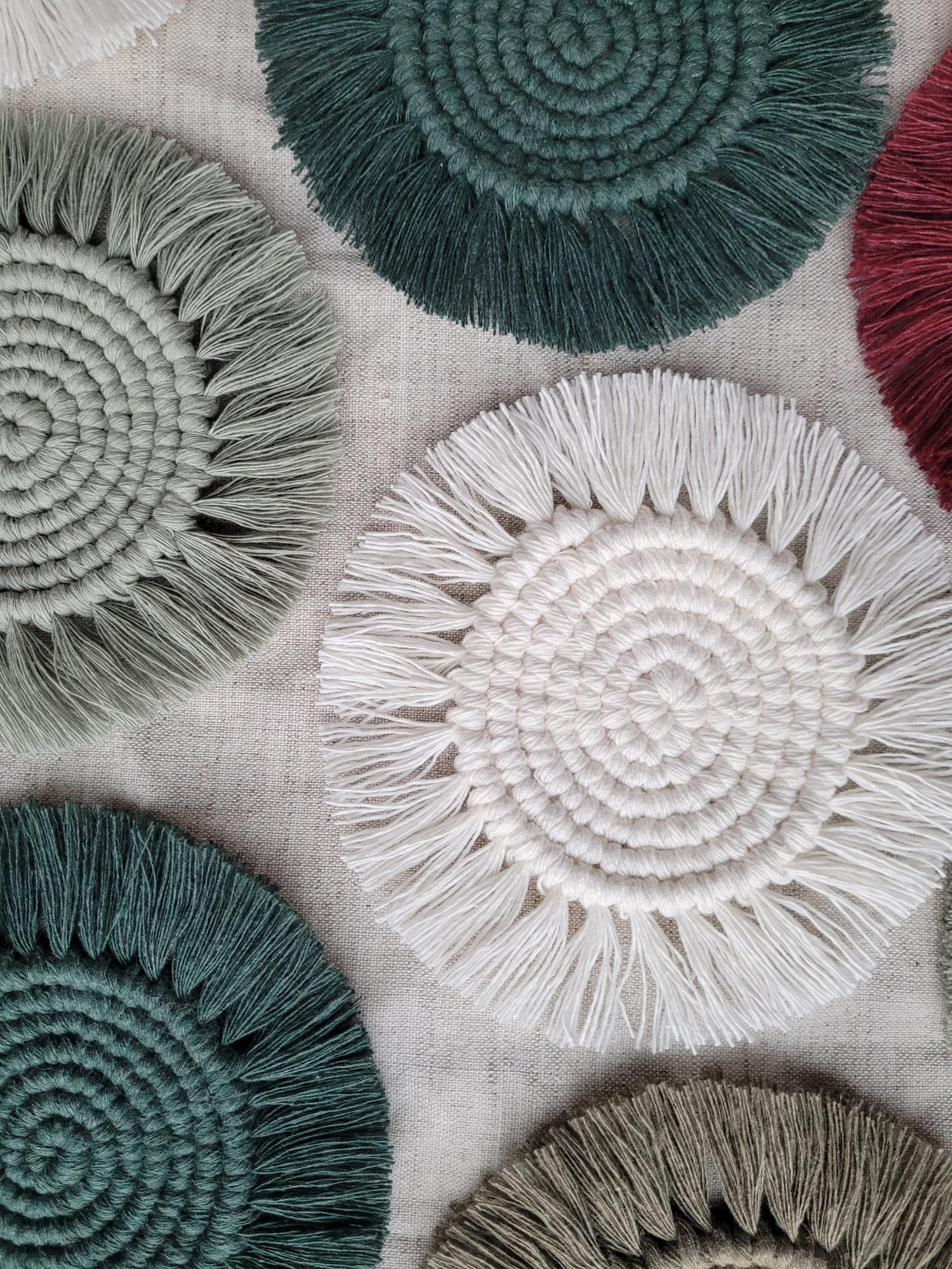 Rankų darbo macrame padėkliukai