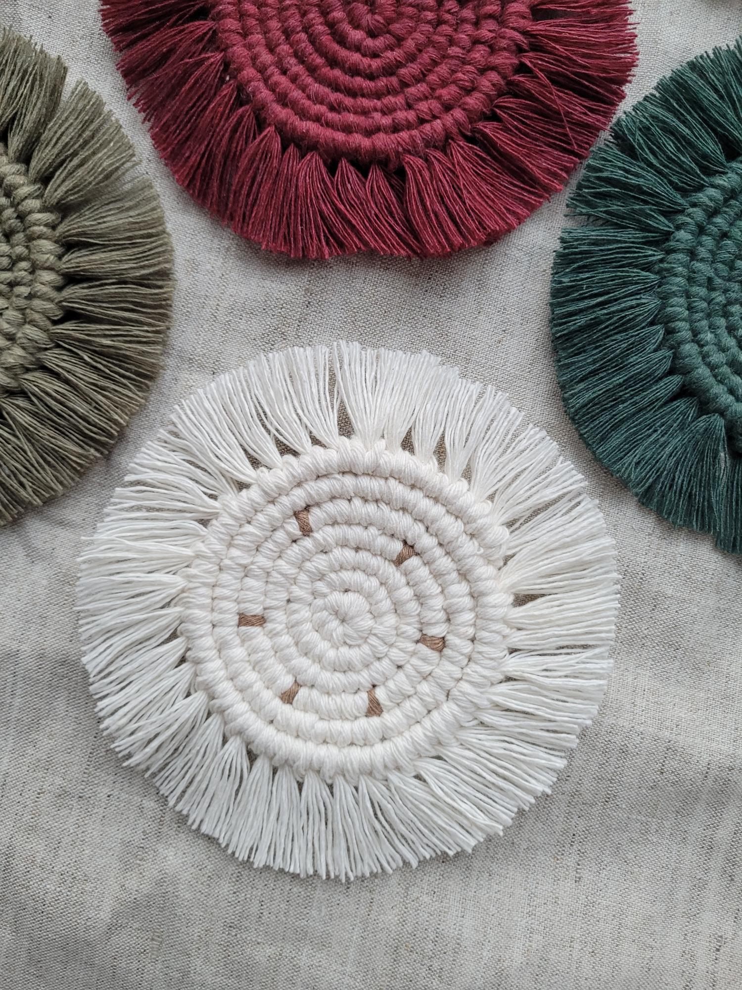 Rankų darbo macrame padėkliukai