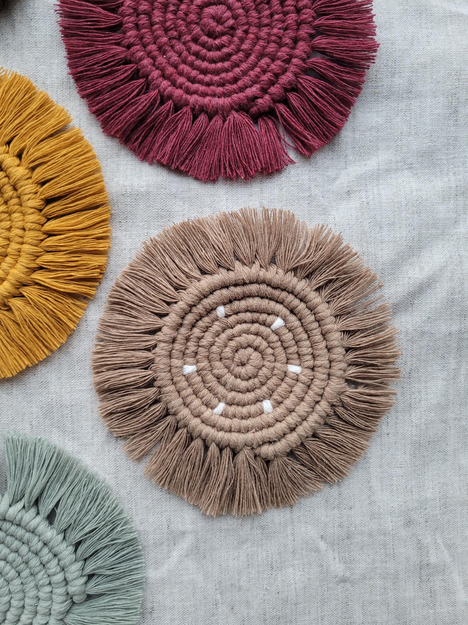 Rankų darbo macrame padėkliukai