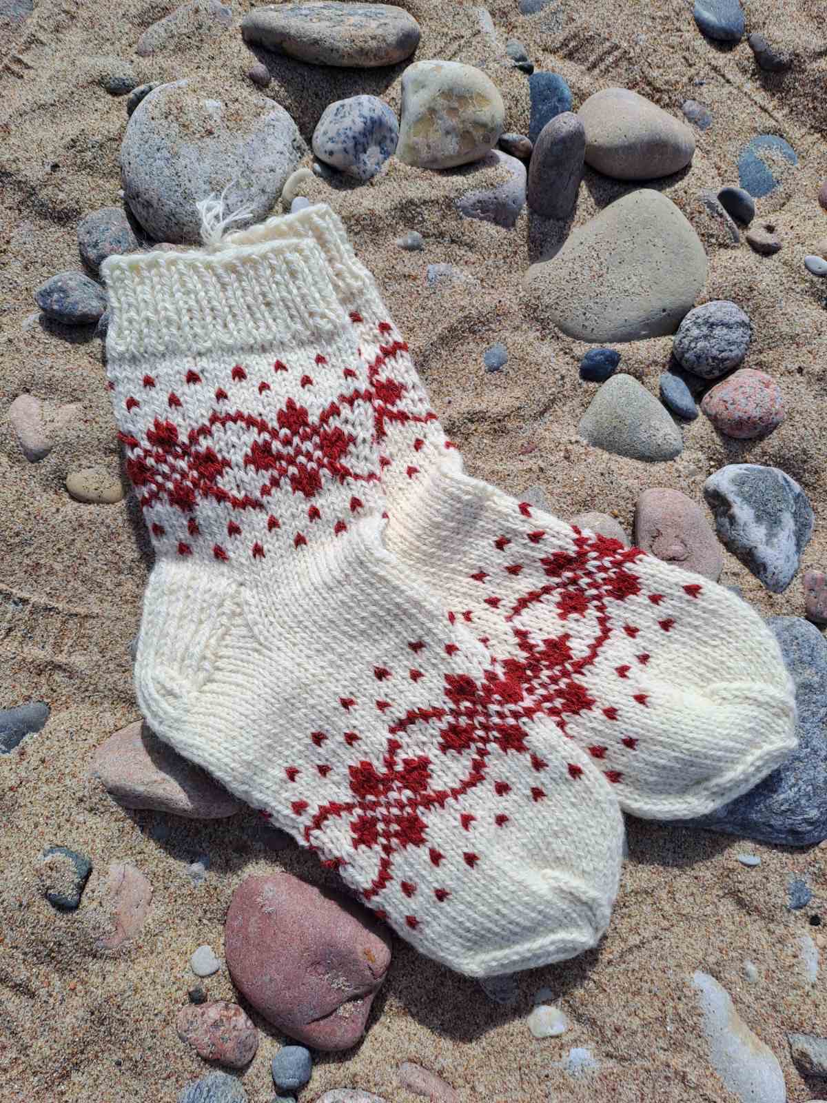 Megztos vilnonės kojinės baltos spalvos su bordos spalvos raštu GP-1394