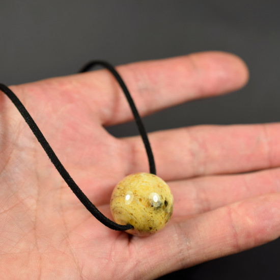 Gintarinis kamuolys pakabukas ant odinės virvelės AP0034
