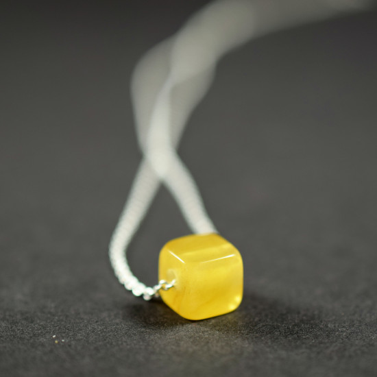 Gintarinis pakabukas su pasidabruota grandinėle AP0037