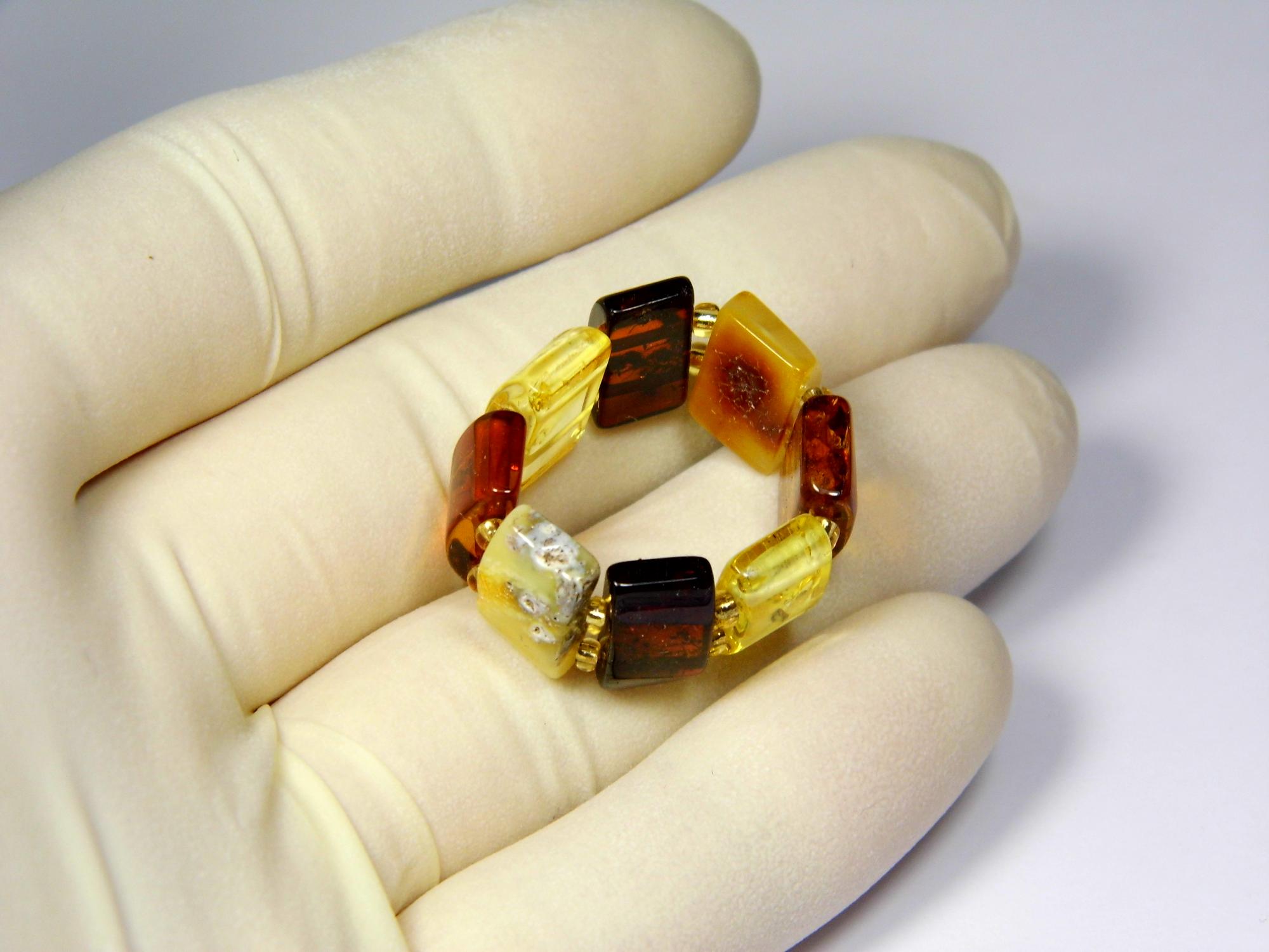 Gintarinis žiedas ant gumytės. Dydis 19.5mm. Žiedas su gintaru. Spalvotas gintaro žiedas. Natūralus Baltijos gintaras. 0351