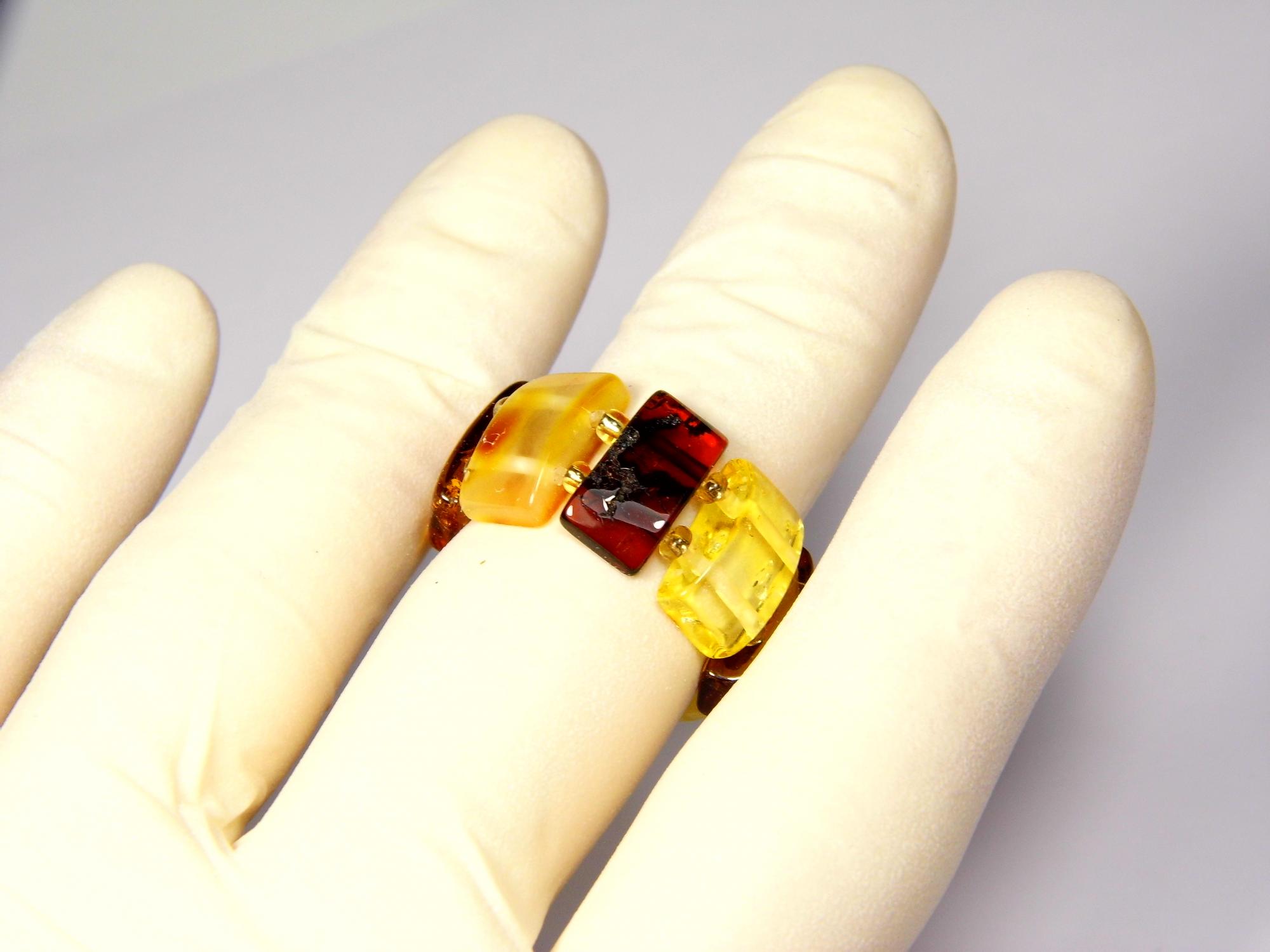 Gintarinis žiedas ant gumytės. Dydis 19.5mm. Žiedas su gintaru. Spalvotas gintaro žiedas. Natūralus Baltijos gintaras. 0351