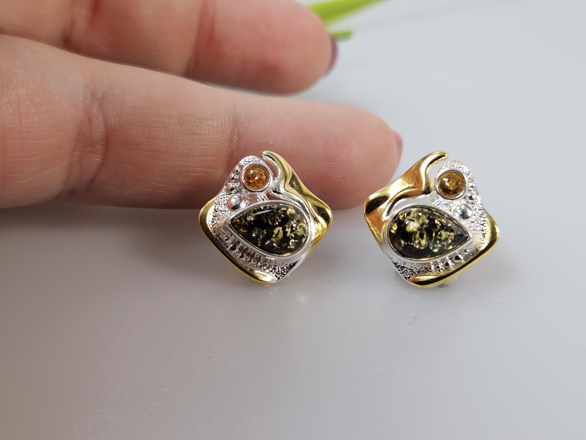 dideli sidabriniai vinukai su gintaru ir aukso detalėmis