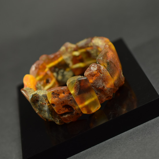 Gintarinė apyrankė iš naturalių gintaro gabalėlių AB0077