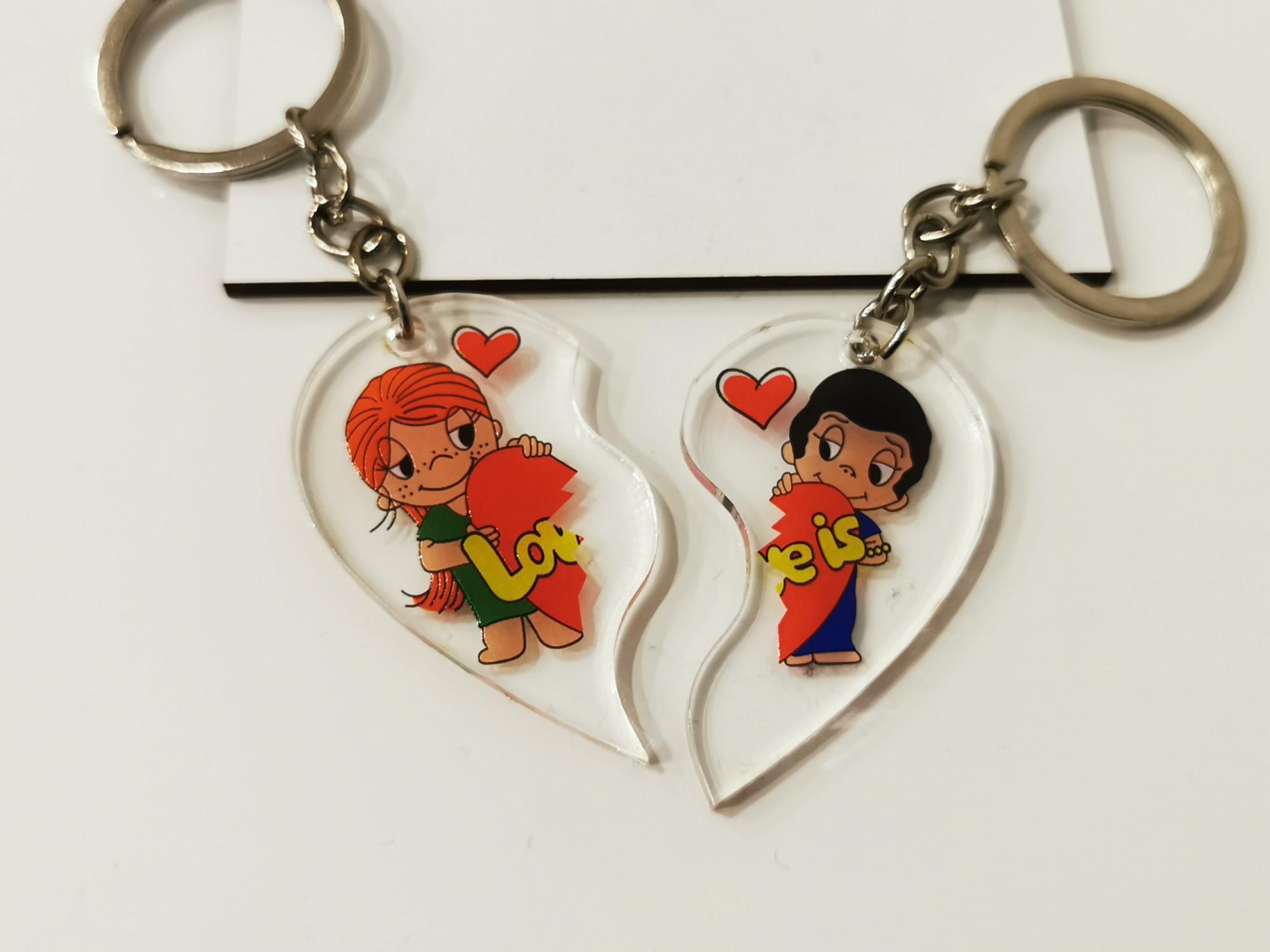 Raktų pakabukas dviejų dalių širdelė „Love is”