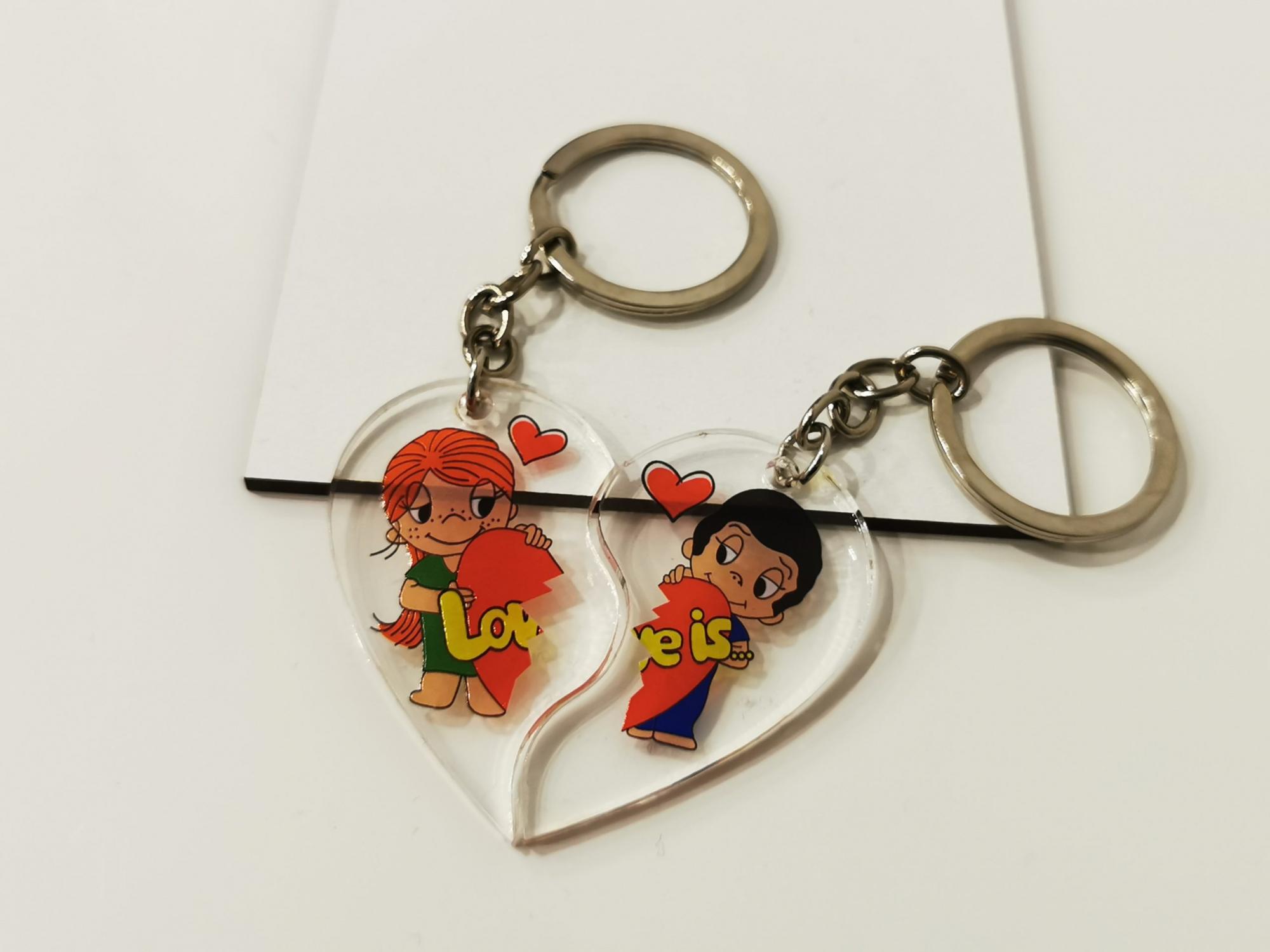 Raktų pakabukas dviejų dalių širdelė „Love is”