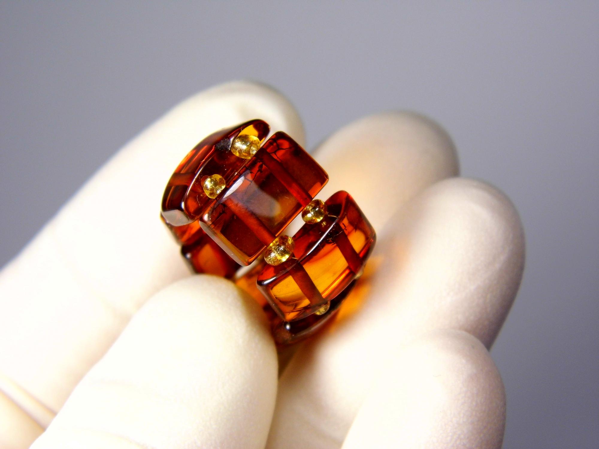 Gintarinis žiedas ant gumytės. Dydis 17.5mm. Žiedas su gintaru. Rudo skaidraus konjako gintaro žiedas. Natūralus Baltijos gintaras. 0412