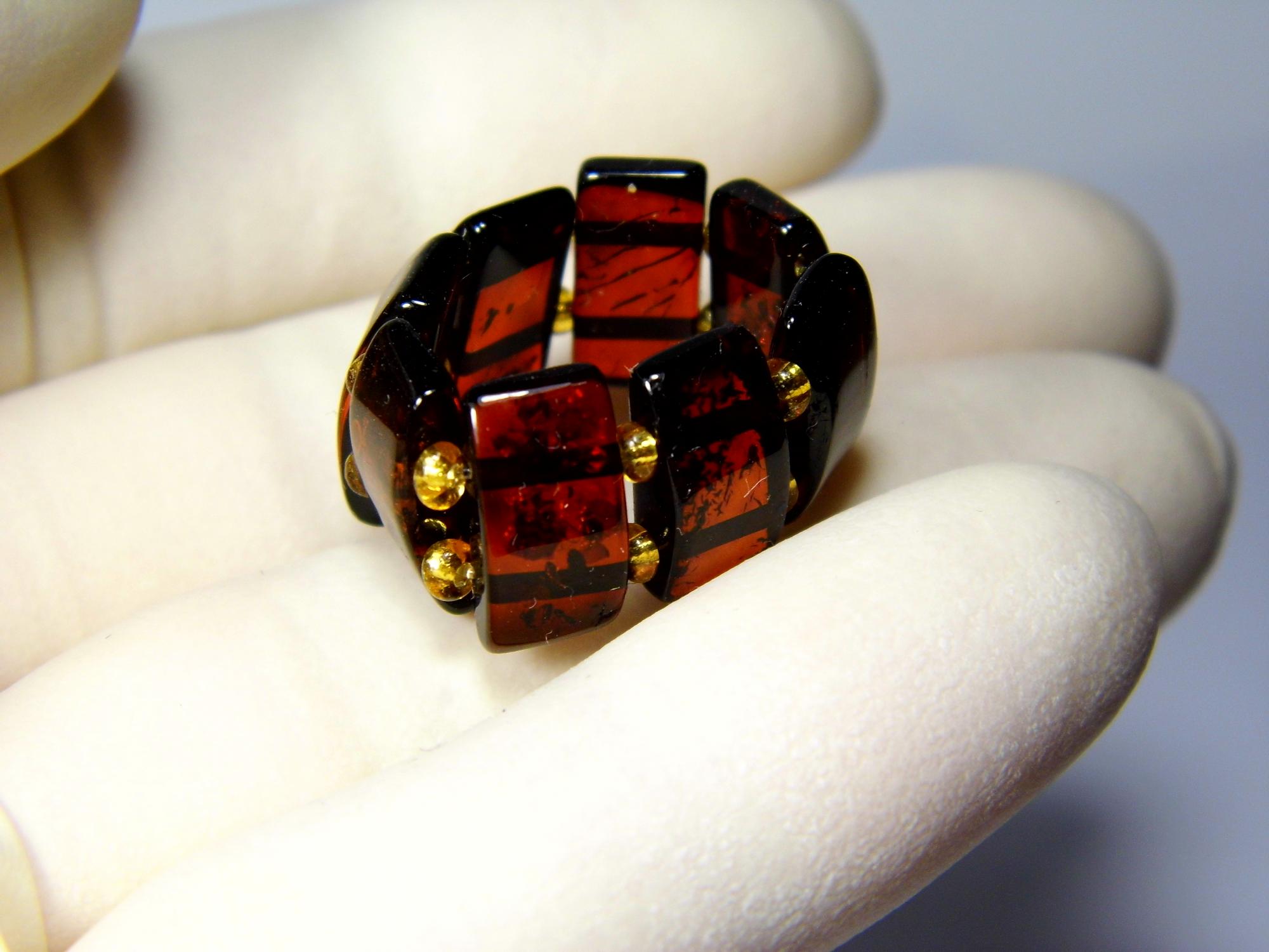 Gintarinis žiedas ant gumytės. Dydis 17,5 mm. Žiedas su gintaru. Rudo tamsaus vyšninio gintaro žiedas. Natūralus Baltijos gintaras. 0416