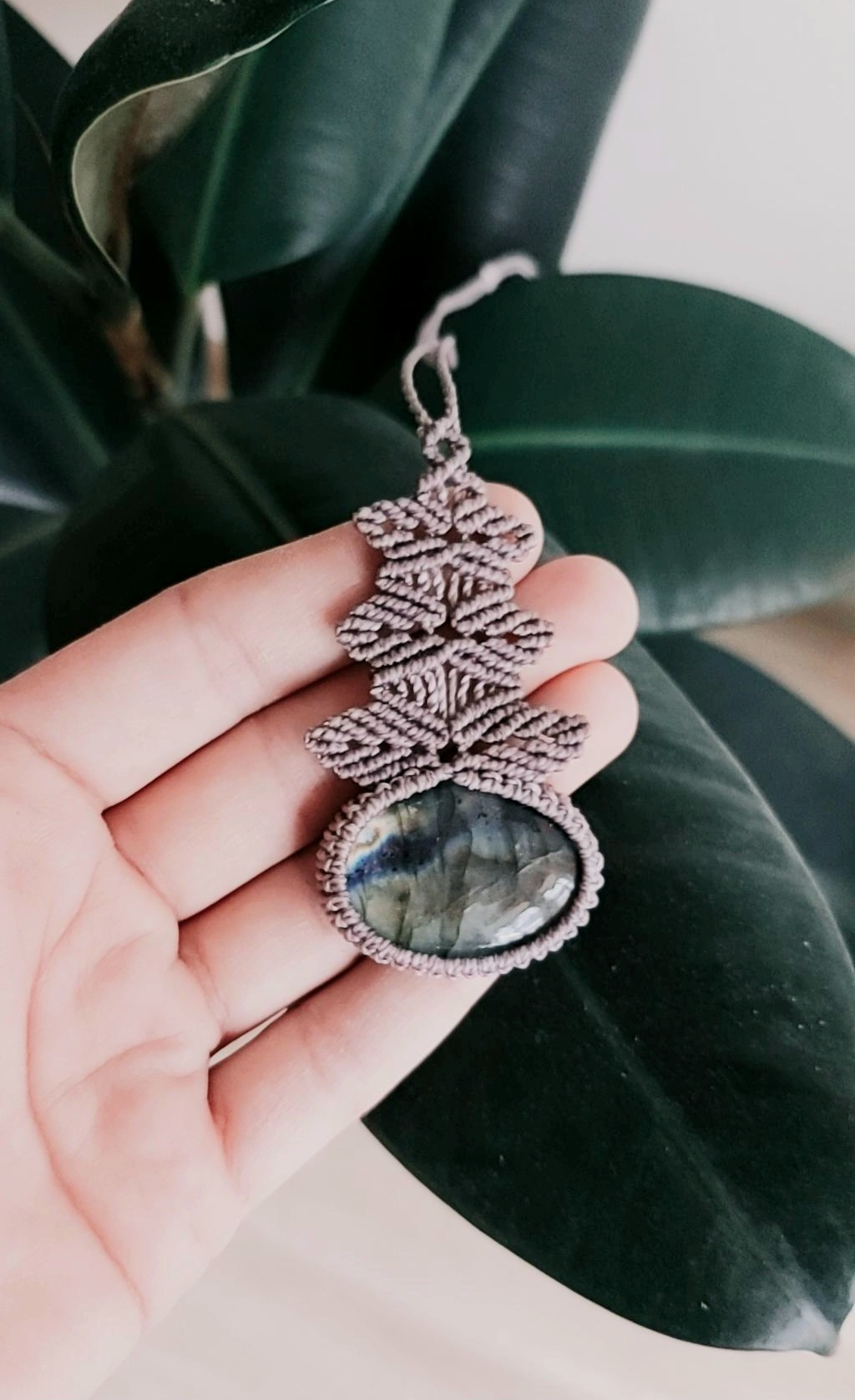 Macrame pakabutis su Labradoritu