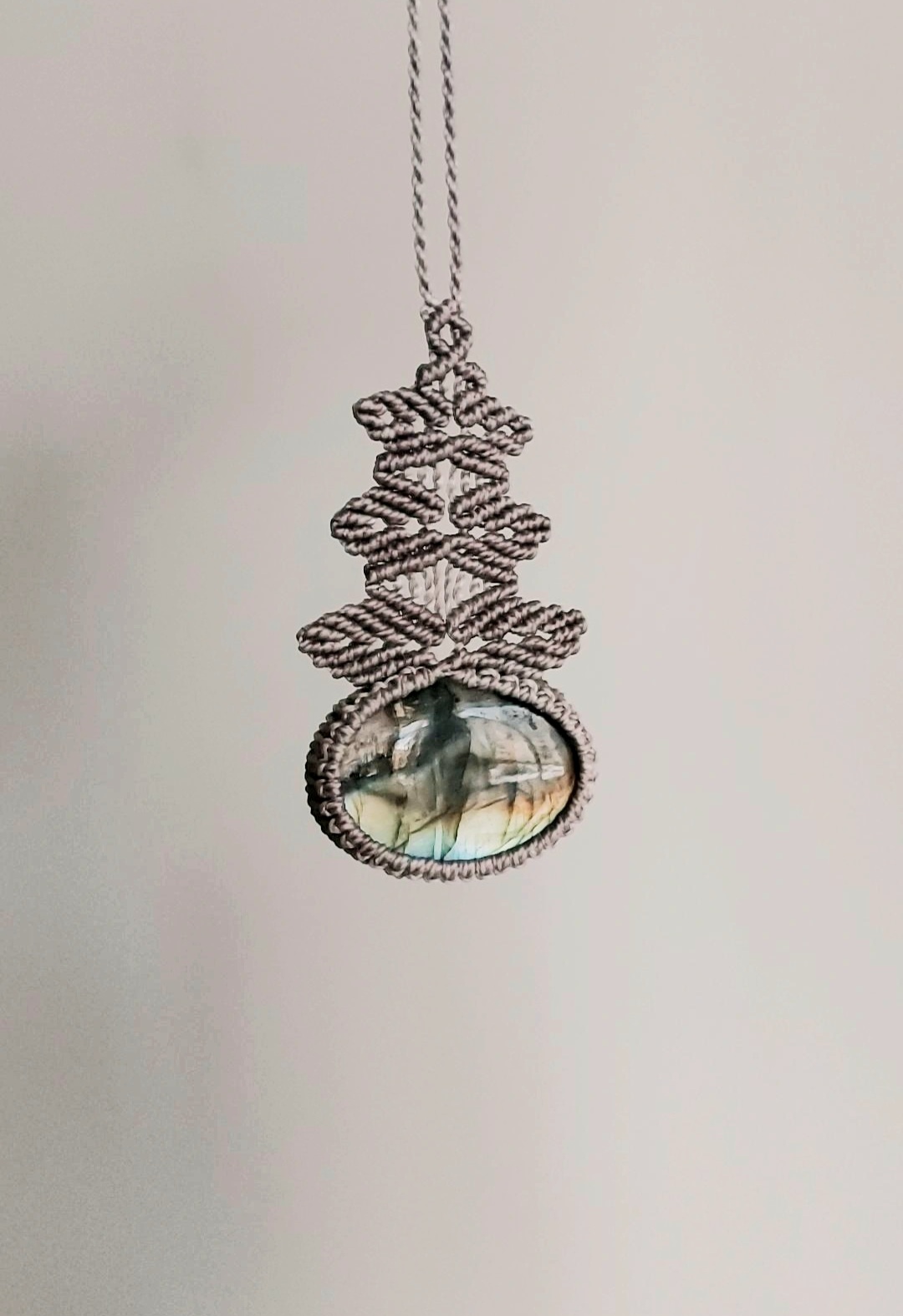 Macrame pakabutis su Labradoritu
