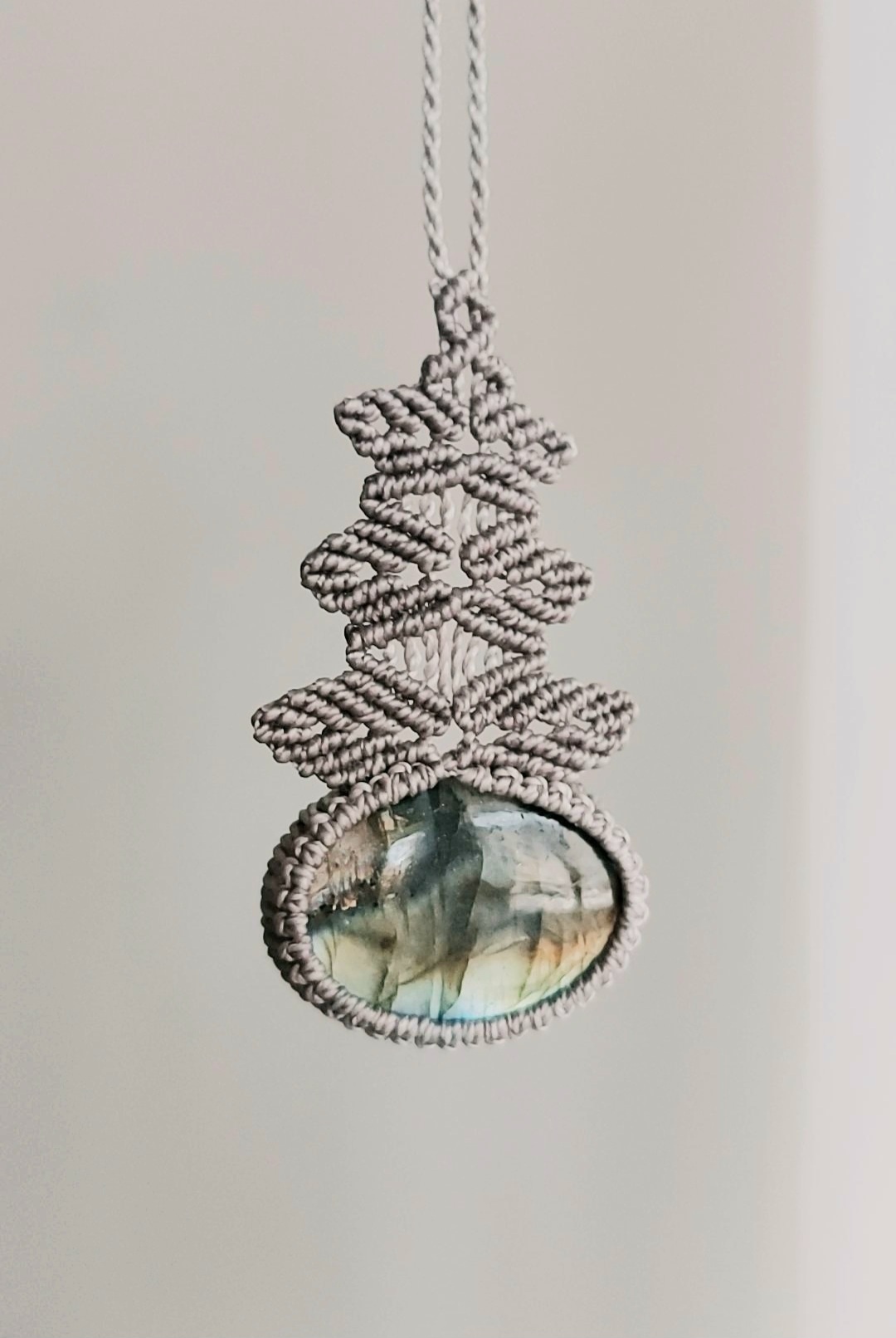 Macrame pakabutis su Labradoritu
