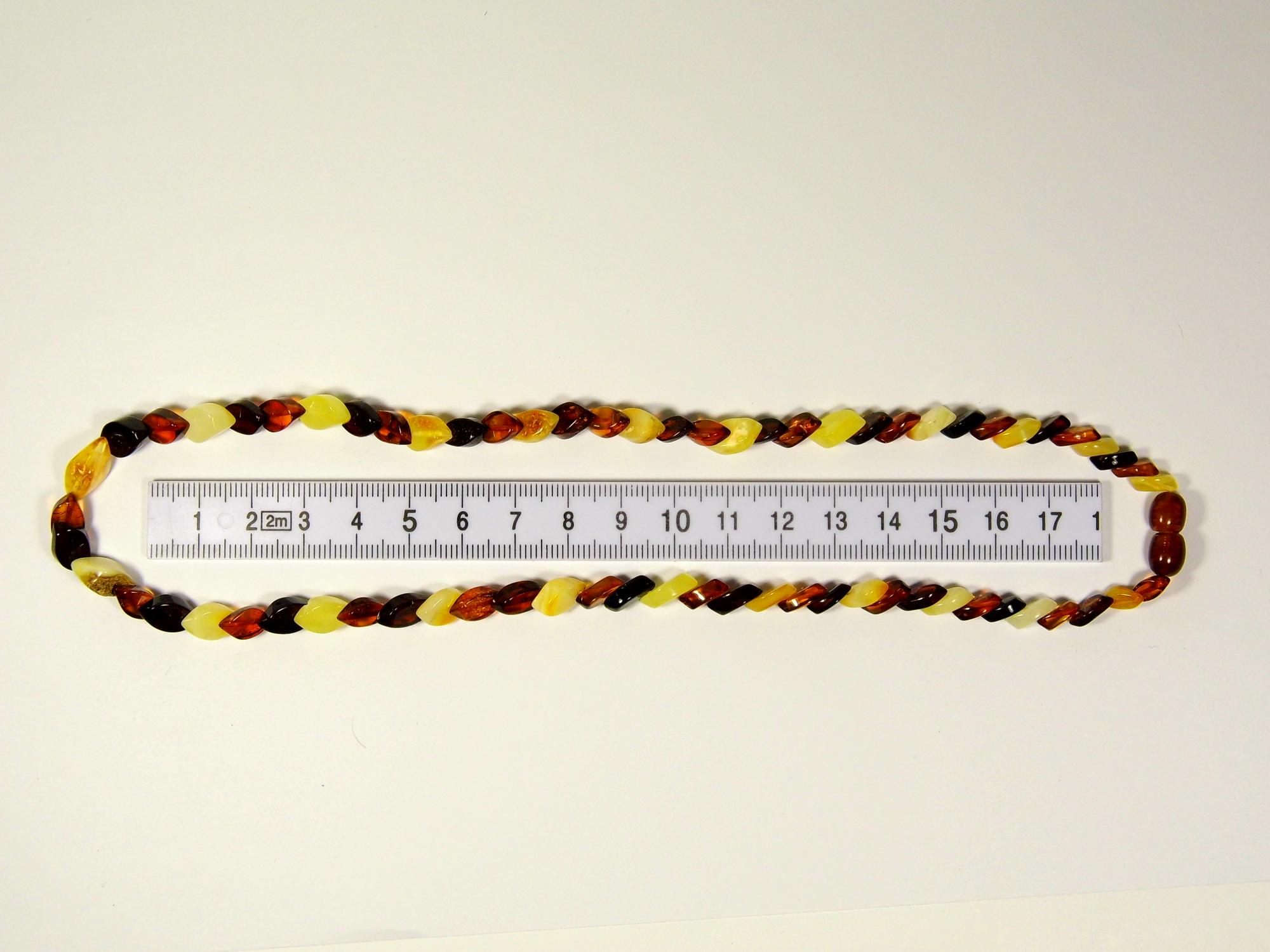 Spalvoti gintariniai karoliai „gyvatėlė“. 45cm ilgio. Natūralaus Baltijos gintaro karoliai. 0441
