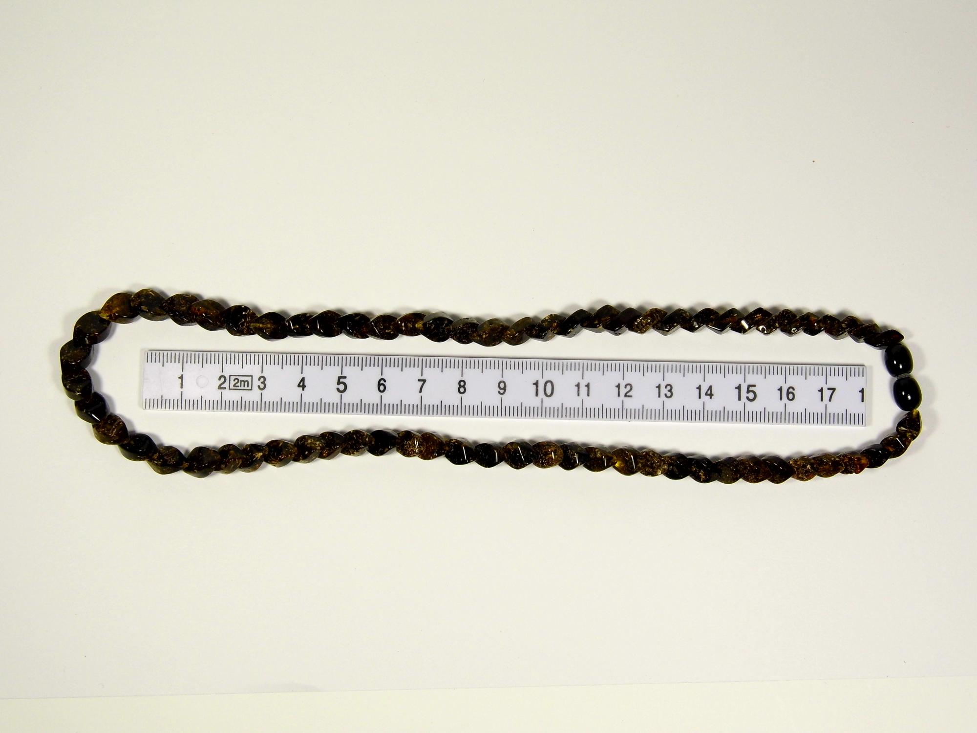 Gintariniai karoliai „gyvatėlė“. 46cm ilgio. Žalio / rudo / juodo gintaro karoliai. 0442