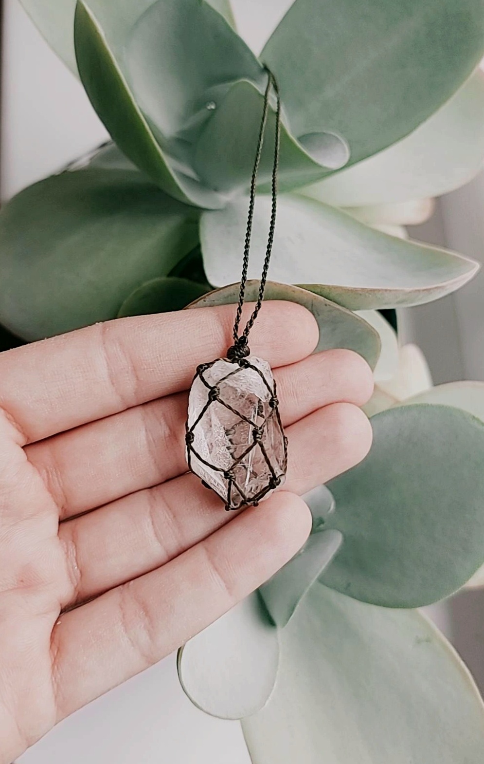 Macrame pakabutis su kalnų krištolu