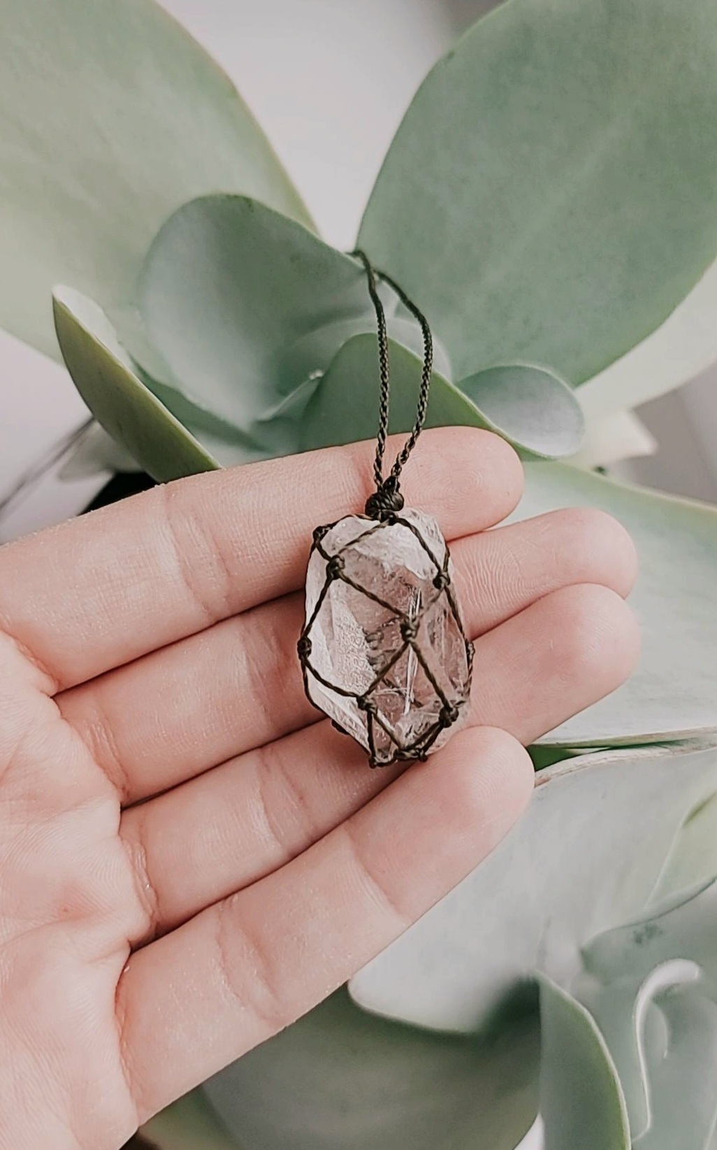 Macrame pakabutis su kalnų krištolu