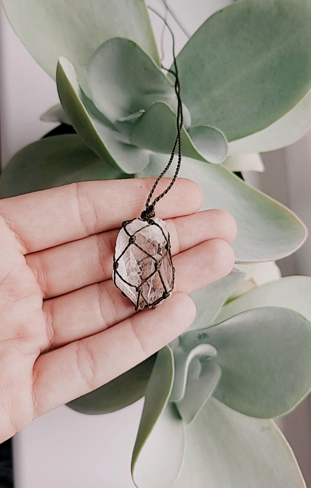 Macrame pakabutis su kalnų krištolu