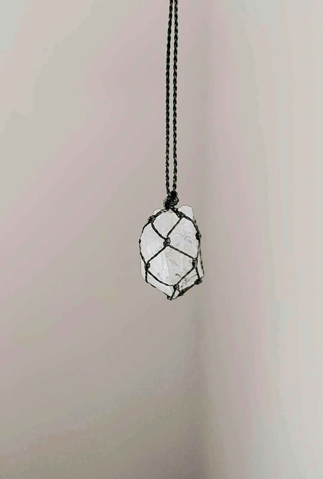 Macrame pakabutis su kalnų krištolu