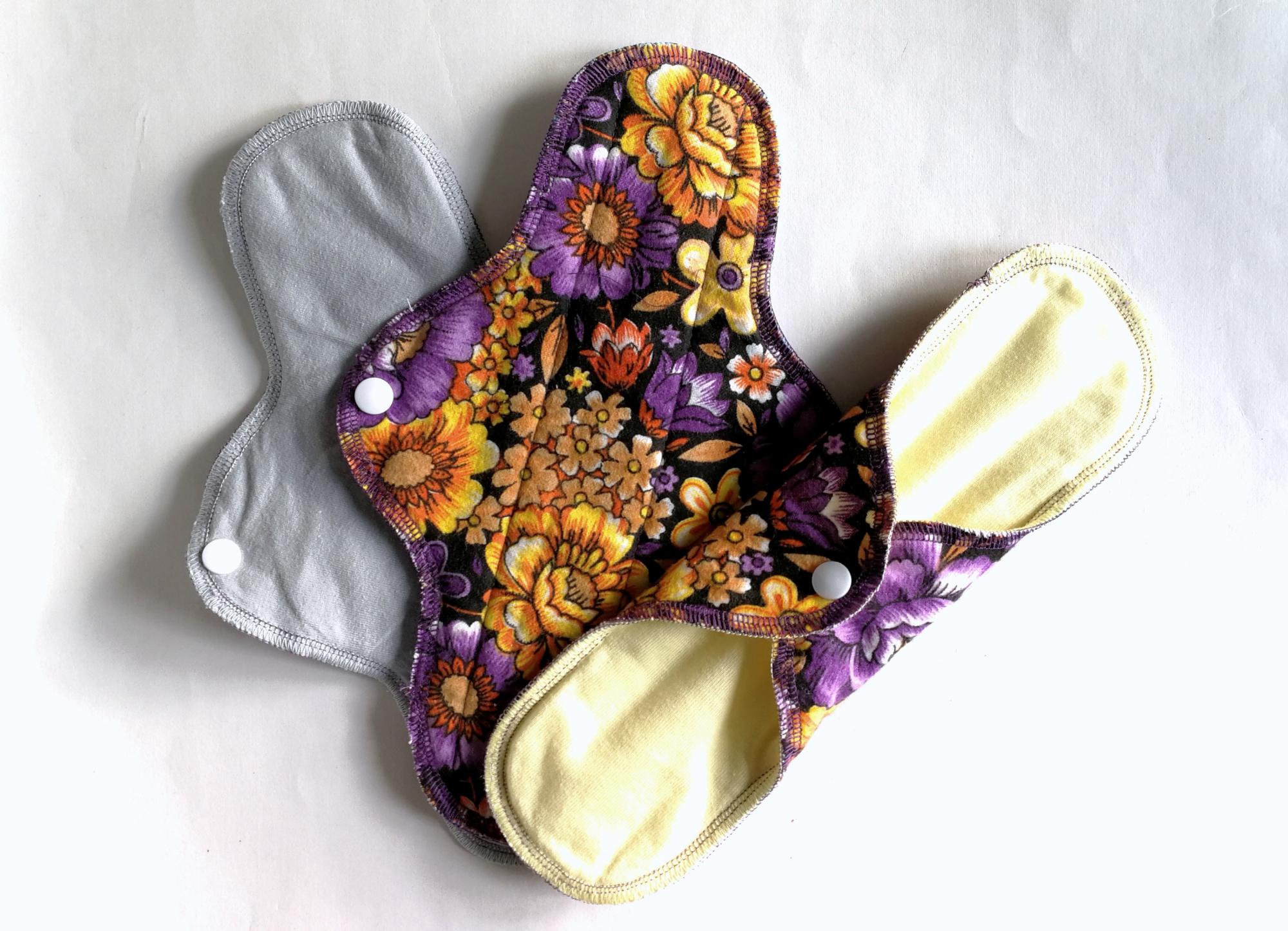 Daugkartiniai įklotai menstruacijoms „Violetinės gėlės“