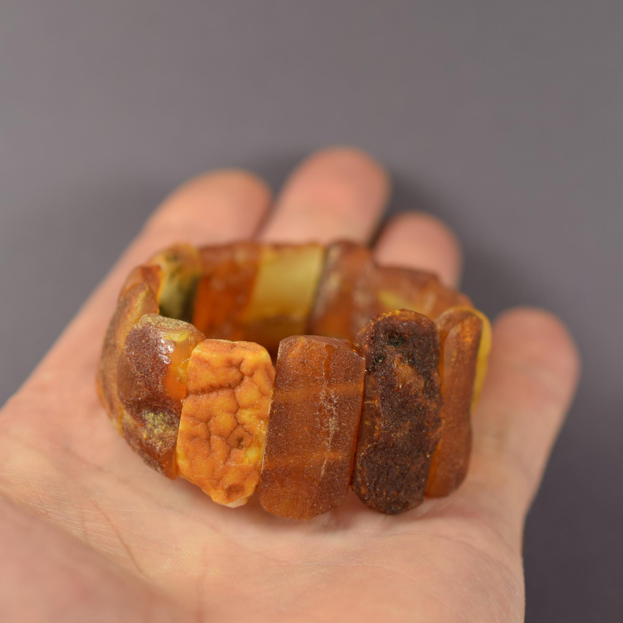 Gintarinė apyrankė iš naturalių gintaro gabalėlių AB0024