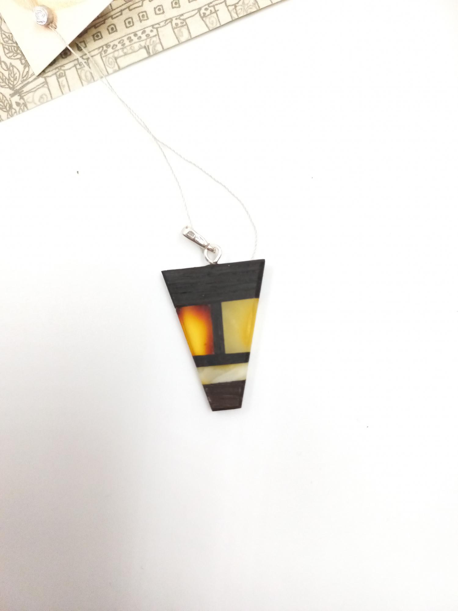 Trapecinis pakabukas MONDRIAN iš ąžuolo ir gintaro